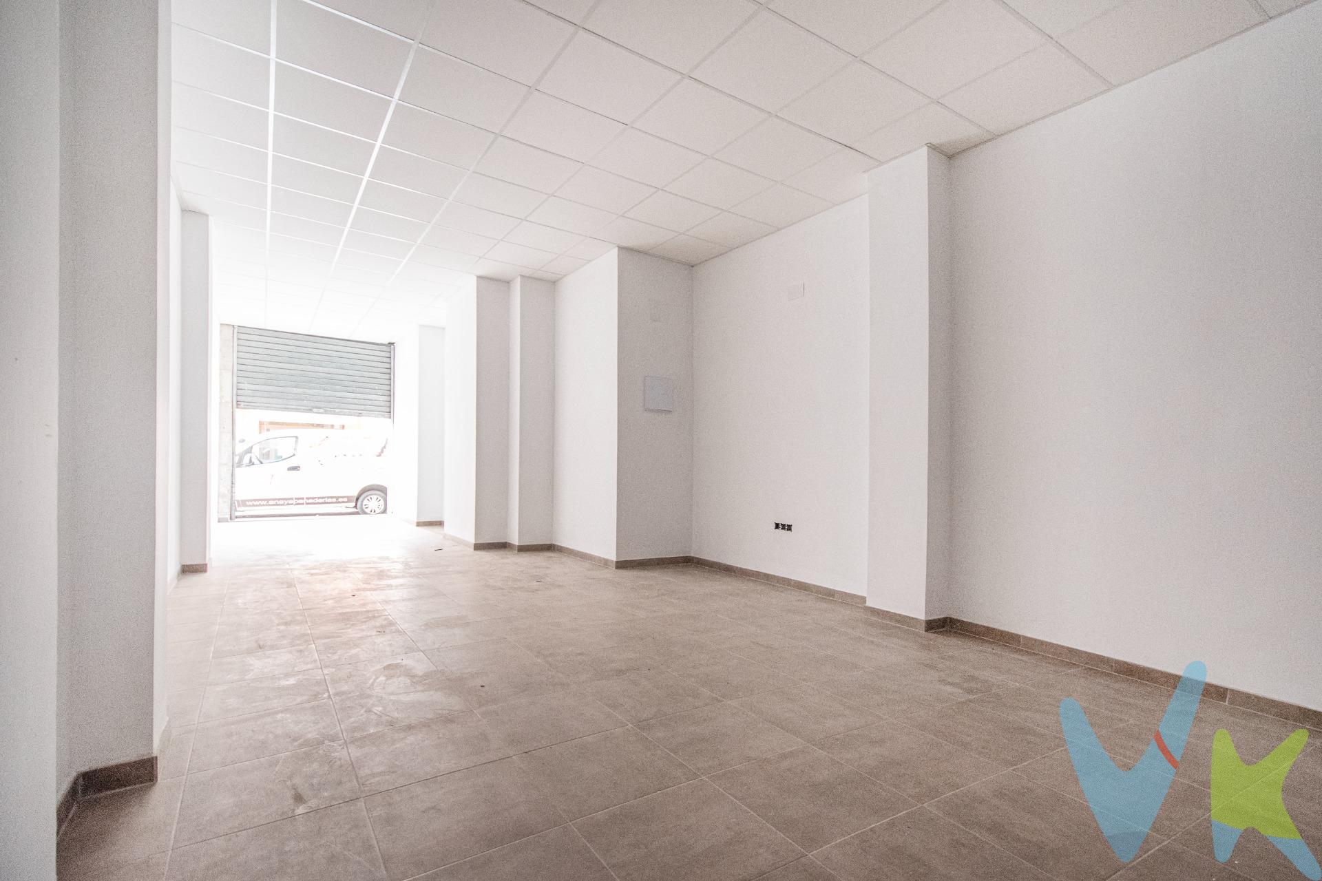 ¿Buscas un espacio con potencial para tu negocio?. Este local comercial es un auténtico diamante en bruto. Con una distribución pensada para aprovechar cada rincón, se adapta perfectamente a una amplia variedad de actividades comerciales. La planta baja de 177 m² está actualmente dividida en dos estancias, una de ellas ya reformada y lista para ser utilizada y la otra, en su estado original, para pulir a tu gusto. La posibilidad de eliminar el tabique y convertir todo el espacio en un gran ambiente diáfano ofrece una flexibilidad total para adecuarlo a tus necesidades comerciales. Además, cuenta con un aseo reformado que suma funcionalidad a la planta. ¿Te imaginas lo que podrías lograr aquí? Este local te da la libertad de crear, innovar y dar empleo. Desde montar una tienda de moda o un restaurante hasta un gimnasio, un coworking o cualquier otro tipo de negocio que se te ocurra. Las posibilidades son tan amplias como tu visión, y el espacio está preparado para adaptarse a ellas. Aquí podrás hacer crecer tu marca y dar un salto hacia el éxito. ¿Necesitas más espacio?. El sótano de 199 m² es un espacio amplio y versátil, ideal para adaptarse a diversas necesidades. Aunque no cuenta con ventilación directa, su generosa superficie permite múltiples opciones, desde almacén hasta zona de trabajo. Ubicado en la zona más demandada, a un paso de la Avenida al Vedat, disfrutarás de un entorno rodeado de comercios, bares y una gran afluencia de personas, lo que garantiza una visibilidad máxima para tu negocio. Este local es perfecto tanto para quien busque expandir su negocio como para quien quiera empezar un proyecto ambicioso en un punto clave de la ciudad. No dejes pasar esta oportunidad de tener tu propio espacio en una de las zonas con más tráfico y vida. ¡Ven a verlo y descubre todo lo que este local puede ofrecerte! . Mobiliario, vehículos y otros elementos decorativos y personales de la propiedad no incluidos. Impuestos, gastos de compraventa, intermediación y financiación no incluidos.