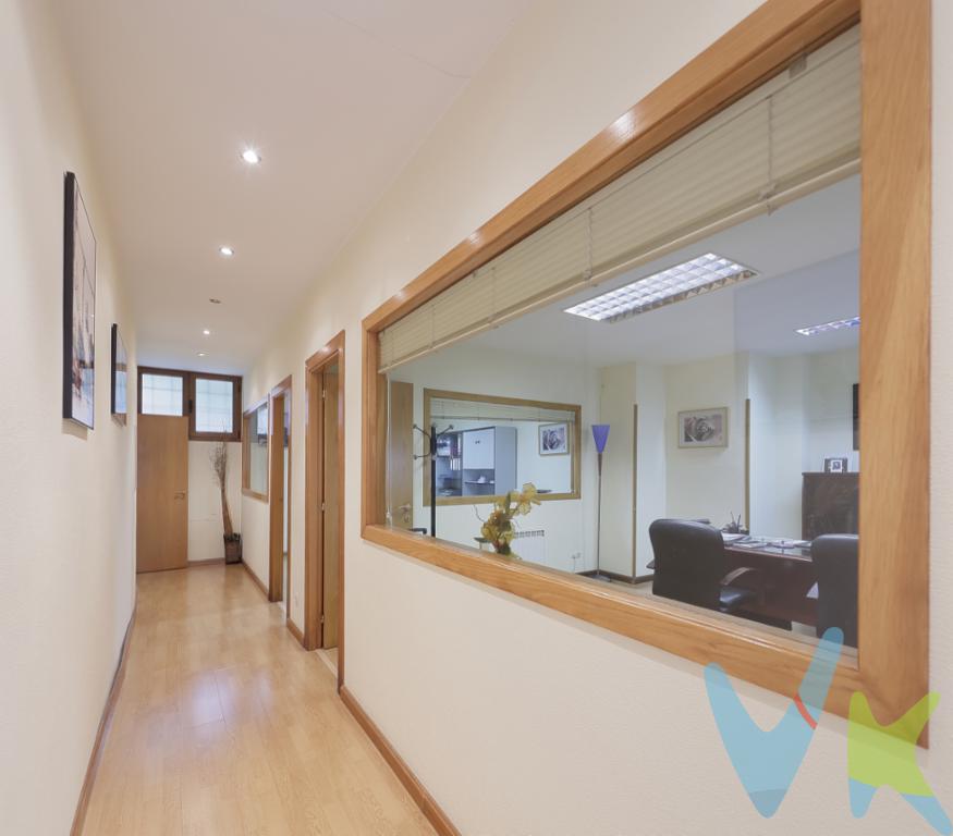  En el Barrio de El Coto, Gijón muy buen local totalmente instalado como oficina.Este espacioso local comercial en venta es la inversión perfecta para quienes buscan establecer o expandir su negocio en una de las zonas más estratégicas y concurridas de la ciudad. Con una superficie de 94 metros cuadrados útiles y 97.51 metros cuadrados construidos, este inmueble ofrece un amplio espacio que se adapta a múltiples posibilidades comerciales.Las dimensiones generosas del espacio permiten un sinfín de distribuciones posibles, adaptándose a negocios de distintas índoles como tiendas, oficinas, o incluso como un innovador espacio de coworking.Cuenta con un amplio escaparate principal que otorga excelente visibilidad desde la calle, posicionándolo como un punto de referencia para los transeúntes del área. Además, la fachada amplia puede aprovecharse para la colocación de atractivos elementos publicitarios que capturen la atención de la comunidad local.La zona de El Coto es reconocida por su dinámica actividad comercial y su vibrante vida de barrio.Ideal para emprendedores que buscan marcar la diferencia, este local presenta una maravillosa oportunidad de inversión con rentabilidad asegurada. Visítelo sin compromiso y compruebelo personalmente . Para más información o concertar una visita, no dude en ponerse en contacto con nosotros. Gastos e impuestos no incluidos en el precio. Honorarios de intermediación inmobiliaria a cargo del vendedor.A título orientativo, en segundas transmisiones, el comprador abonará el Impuesto sobre Transmisiones Patrimoniales (ITP). Para consultar los porcentajes del ITP en Asturias puede hacerlo a través de la web oficial de servicios tributarios del Principado de Asturias https://sede.tributasenasturias.es/sites/sede/default/es_ES/Que-quieres-hacer/Transmisiones-Patrimoniales-y-AJD. La base imponible será el mayor valor entre precio de compraventa, tasación o valor de referencia catastral. Gastos de notaría y registro según aranceles variables según precio, número de copias y complejidad.  El comprador escoge libremente notario. El vendedor asume la plusvalía y el resto de gastos son del comprador. Si se precisa hipoteca: Tasación, condiciones y costes bancarios según entidad elegida por el comprador; así como los gastos de gestoría y cualesquiera otros inherentes a la formalización de la compraventa. De acuerdo con la ley, no se incluyen en el precio otros gastos o tributos que legalmente correspondan al comprador.. El consumidor tiene derecho, conforme a la normativa vigente, a disponer de información y documentación adicional relativa al inmueble y condiciones de la compraventa, accesible en la sede física . La agencia actúa exclusivamente como intermediaria en la operación. Cualquier compraventa y sus condiciones quedan sujetas en todo caso a la aceptación expresa del vendedor del inmueble y a la posterior formalización del correspondiente contrato. El presente anuncio tiene carácter meramente informativo; la información suministrada se corresponde con la disponible a la fecha de publicación, pudiendo variar en función de las circunstancias o actualizaciones legales, contractuales y fiscales.