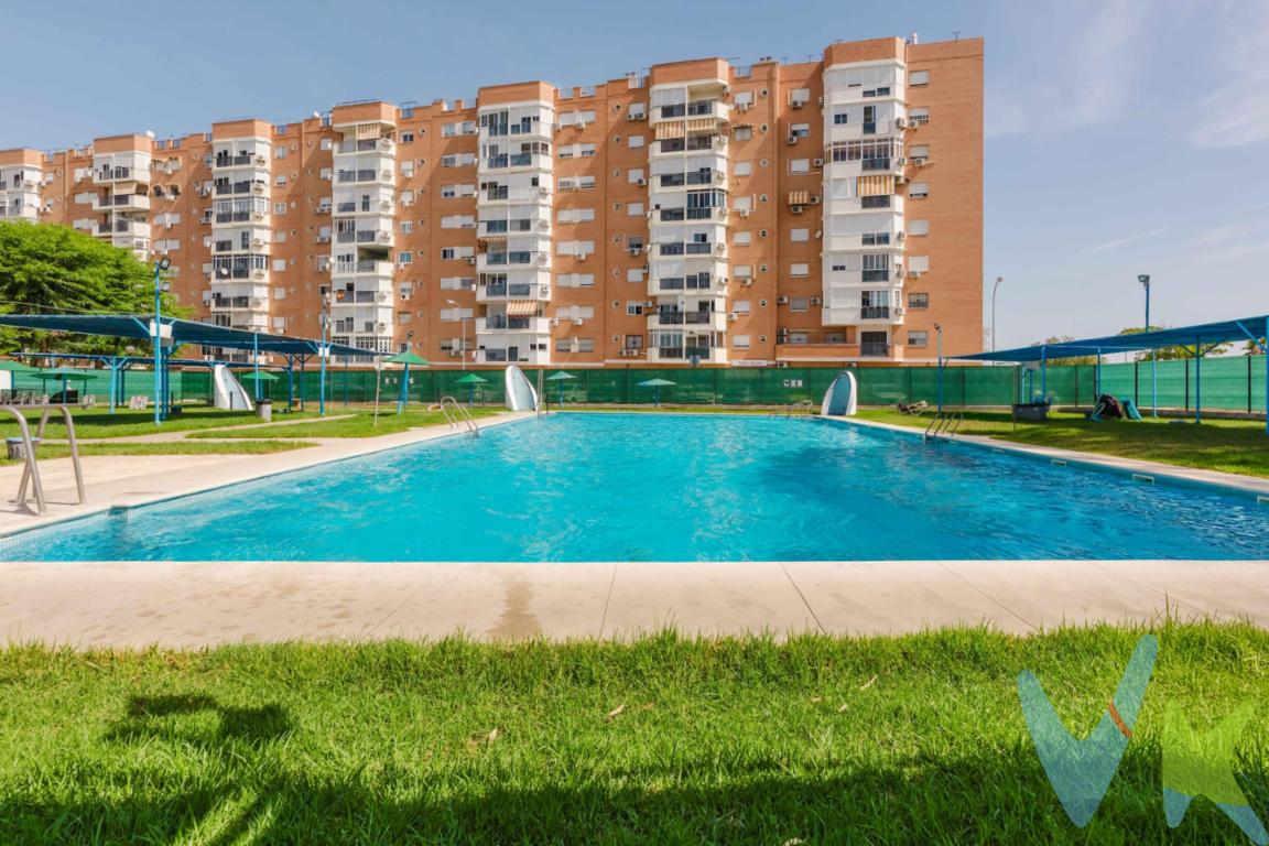 PRECIO DE VENTA: 250.000€ + GASTOS. Fantástico piso de 4 habitaciones, 2 baños, amplio salón, cocina con lavadero y terraza, situado en calle Venecia, en una de las zonas más completas y demandadas de Montequinto. La vivienda dispone de una distribución cómoda y funcional, con cuatro dormitorios. El salón ofrece un espacio amplio y práctico, con acceso a la terraza, un desahogo para disfrutar del exterior. La cocina con lavadero y los dos baños completan una vivienda pensada para el día a día. Como valor añadido, el edificio cuenta con piscina comunitaria, ideal para disfrutar durante los meses de verano. Una propiedad con una ubicación privilegiada, rodeada de servicios y con todo lo necesario al alcance de la mano. Ubicada junto a comercios, supermercados, servicios, colegios y restauración. En la propia calle y sus alrededores encontrarás todo tipo de establecimientos. Mercadona se encuentra a unos 5 minutos a pie. Además, la zona cuenta con buenas conexiones y transporte cercano. En cumplimiento de las obligaciones de información previstas en la Ley 10/2025, de 28 de diciembre, de servicios de atención a la clientela y transparencia, así como en la normativa sectorial vigente, se hace constar que el precio indicado no incluye los gastos e impuestos inherentes a la adquisición, los cuales se desglosan a continuación:. • Impuesto sobre Transmisiones Patrimoniales (ITP): Se aplicará el tipo impositivo vigente en la Comunidad Autónoma de Andalucía (generalmente el 7% (17.500€), sin perjuicio de tipos reducidos del 3,5%, 1,2% o 1% aplicables según las circunstancias personales del comprador o las características del inmueble). El impuesto se devenga sobre el Valor de Referencia de Catastro o el precio de venta, aquel que resulte superior. • Gastos de Notaría: Los honorarios notariales se calcularán conforme al arancel oficial regulado en el Anexo I, del Real Decreto 1426/1989, de 17 de noviembre, por el que se aprueba el arancel Notarial. • Gastos de Registro: La inscripción en el Registro de la Propiedad se facturará según el arancel oficial establecido en el ANEXO I, del Real Decreto 1427/1989, de 17 de noviembre, por el que se aprueba el arancel Notarial. • Gastos de Gestión (Gestoría): Los honorarios por la tramitación administrativa, liquidación de impuestos e inscripción registral ascienden aproximadamente a 545€ (IVA incluido). • Honorarios Agencia del Vendedor: incluidos en el PVP. • Honorarios Agencia del comprador: La agencia prestará los servicios de información, asesoramiento y acompañamiento previstos en el Encargo de Servicios y en el D.I.A. Si solicita servicios adicionales o personalizados, sus honorarios serán informados previamente, de forma individualizada y por escrito, conforme a la libertad de pactos y a la normativa vigente. NO VINCULADOS AL PRECIO DE COMPRA. Para una información exhaustiva sobre el funcionamiento, tipos impositivos y bonificaciones del ITP en Andalucía, puede consultar el portal oficial de la Agencia Tributaria de la Junta de Andalucía en el siguiente enlace:. https://www.juntadeandalucia.es/organismos/economiahaciendayfondoseuropeos/areas/tributos-juego/tributos/paginas/impuestos-cedidos-transmisiones.html;. Documento D. I. A. a disposición del consumidor según Decreto 218/2005 Junta de. Andalucía.