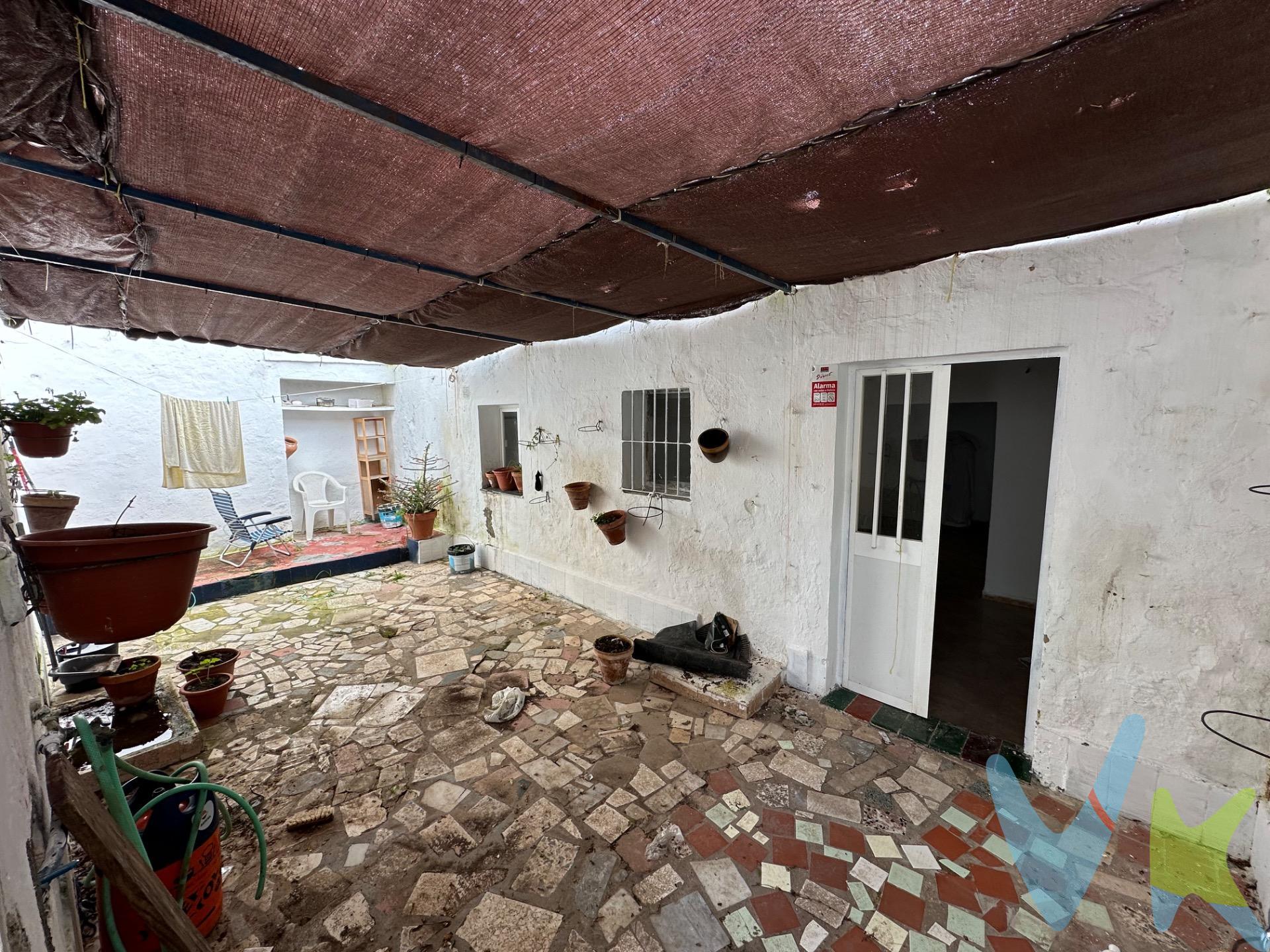 Se vende casa para reformar en la zona del Centro de Salud Padre Salado, una ubicación inmejorable con todos los servicios a mano y a pocos minutos del centro. La vivienda cuenta con 70 m² de superficie y una distribución con mucho potencial: un amplio comedor, un dormitorio, cocina, trastero, cuarto de aseo y un encantador patio que aporta luz y frescura al hogar. Además, dispone de un patinillo y una azotea transitable, perfecta para disfrutar del aire libre. Es una excelente oportunidad para reformar a tu gusto y crear el hogar que siempre has soñado. ¡No dejes pasar esta ocasión y ven a visitarla!. Por mandato expreso del propietario, COMERCIALIZAMOS ESTE INMUEBLE EN EXCLUSIVA, lo que le garantiza el acceso a toda la información, a un servicio de calidad, un trato fácil, sencillo y sin interferencias de terceros. Por este motivo, se ruega no molestar al propietario, a los ocupantes de la propiedad o a los vecinos. Muchas gracias por su comprensión. Si usted es agente inmobiliario y tiene un cliente para este inmueble, llámenos. Informamos a nuestros clientes de que los gastos de Notaría, Gestoría, Impuestos y los honorarios de la agencia no están incluidos en el precio. A su vez, disponemos del Documento Informativo Abreviado de la Propiedad (Según Decreto 218/2005, del 11 de Octubre) y de Seguro de Caución, para la protección del dinero entregado como señal para la Reserva de una vivienda. 