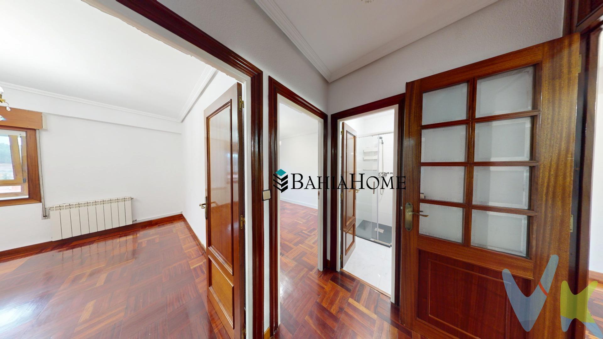 Piso en venta en Barreda – Luminoso, cómodo y listo para entrar a vivir 🌟. Descubre este acogedor piso en una de las zonas más prácticas y bien comunicadas de Barreda. Una vivienda versátil, perfecta tanto como primera residencia como para inversión, gracias a su distribución funcional, su buena luminosidad y su cocina totalmente equipada para empezar a disfrutarla desde el primer día. ✨ Características principales. 🍳 Cocina completamente equipada con electrodomésticos en excelente estado. 🌞 Estancias amplias y luminosas, con una ventilación natural excepcional. 🗂️ Distribución práctica y funcional, ideal para una vida cómoda y ordenada. 🧼 Baño reformado recientemente, moderno y muy bien cuidado. 🔑 Vivienda lista para entrar a vivir, sin necesidad de reformas. 🪟 Ventanas de PVC, que aportan confort térmico y acústico. 🏢 Edificio con ascensor a cota 0, perfecto para personas con movilidad reducida. 📍 Servicios principales en la zona. 🚍 Transporte. Paradas de autobús en Barreda con líneas como L2, L5 y L6, que conectan fácilmente con Torrelavega y alrededores. Estación de tren de Barreda (Cercanías Renfe) con conexión a las líneas C-2 y R-2, enlazando con Santander y Cabezón de la Sal. Excelente comunicación por carretera gracias a la CA-131, que facilita la movilidad en toda la comarca. 🛒 Supermercados. Comercios de proximidad como "El Súper" (Av. Santo Domingo), con horario amplio y servicio a domicilio, perfecto para el día a día. ⚽🎒 Deporte, ocio y educación. Club de fútbol local: Sociedad Deportiva Barreda Balompié, con estadio propio (Solvay). Colegios cercanos:. C.E.I.P. Manuel Liaño Beristain (Barreda). Colegio Concertado El Salvador (Avenida Solvay). Institutos accesibles en Torrelavega:. IES Miguel Herrero Pereda. IES Zapatón. IES Garcilaso de la Vega. 🏡 Una oportunidad que no deberías dejar pasar. Un piso completo, versátil, cómodo y situado en un entorno práctico, con todos los servicios a un paso. Ideal para quienes buscan calidad de vida o una inversión segura. 📞 ¿Te vas a perder esta oportunidad? Llámanos y ven a visitarlo sin compromiso.