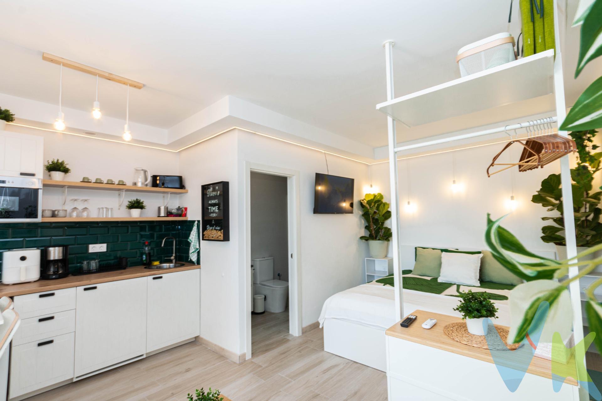 Presentamos este moderno estudio recientemente renovado, situado en una de las zonas más solicitadas de Puerto Rico, Gran Canaria. Con impresionantes vistas al mar desde la terraza, esta propiedad ofrece un estilo de vida moderno y exclusivo, en un entorno tranquilo ideal para quienes buscan confort y calidad de vida. El apartamento está ubicado en un complejo pequeño de 12 viviendas actualmente con licencia para vivienda vacacional (según la regulación actual, no transferible al comprador), lo que representa una excelente oportunidad de inversión como alquiler de temporada o de largo plazo. Terraza con vistas al mar: Disfrute de vistas panorámicas al océano desde su terraza privada, equipada con un comedor exterior ideal para cenas al aire libre. Además, el complejo dispone de una agradable terraza y espacios comunitarios tranquilos, perfectos para relajarse y disfrutar del entorno. Piscina comunitaria: La propiedad cuenta con una piscina comunitaria con hamacas, a solo unos pasos, perfecta para el ocio y la relajación. Ubicación excelente: A tan solo 5 minutos a pie del Centro Comercial Puerto Rico, con tiendas, restaurantes y entretenimiento. La playa está a solo 7 minutos caminando, proporcionando acceso rápido a la costa. El estudio ha sido diseñado para ofrecer total comodidad y confort, aprovechando al máximo cada espacio con un estilo moderno y funcional. Está completamente equipado y se vende con todas las comodidades, incluyendo aire acondicionado, Wi-Fi, televisión inteligente, freidora de aire, lavadora, ducha y tumbonas para su confort. Además, hay aparcamiento gratuito en la calle disponible. Este estudio es perfecto tanto para quienes buscan una segunda residencia como para quienes desean una rentable inversión en una de las zonas con mayor demanda. No pierda la oportunidad de adquirir esta propiedad única en Puerto Rico, Gran Canaria. Contáctenos hoy mismo para más información y agendar una visita. *Visitas a la propiedad*: Todos los interesados en ver la propiedad deberán presentar un documento de identificación válido, como DNI, NIE o pasaporte, antes de la visita. Además, se requerirá que firmen una hoja de visita al ingresar a la propiedad. INFORMACION ADICIONAL:. - El uso de la propiedad estará siempre sujeto a la legislación vigente. - Información legal: La propiedad se vende como cuerpo cierto. Es posible que el plano y sus medidas no sean exactos. El Precio de Venta al Público (PVP) no incluye gastos. Los impuestos y demás gastos derivados de la compraventa corresponden al comprador. El inmueble está sujeto al ITP (6,5% con carácter general). La base imponible será el mayor valor entre: 1) precio de venta, 2) tasación, 3) valor de referencia catastral. Gastos: Notaría y Registro entre el 0,3% y el 0,8% aproximadamente, según aranceles, y gestión documental. Financiación: Los gastos de hipoteca, bancarios y de tasación serán a cargo del comprador, según sus necesidades y elección. Los honorarios de la inmobiliaria serán asumidos por el vendedor. La operación y condiciones de compraventa están sujetas a la aceptación expresa del vendedor. Para más información y documentación legalmente exigible al consumidor, no dude en contactarnos. Anuncio sujeto a errores, cambios, omisiones y/o retirada del mercado sin previo aviso.