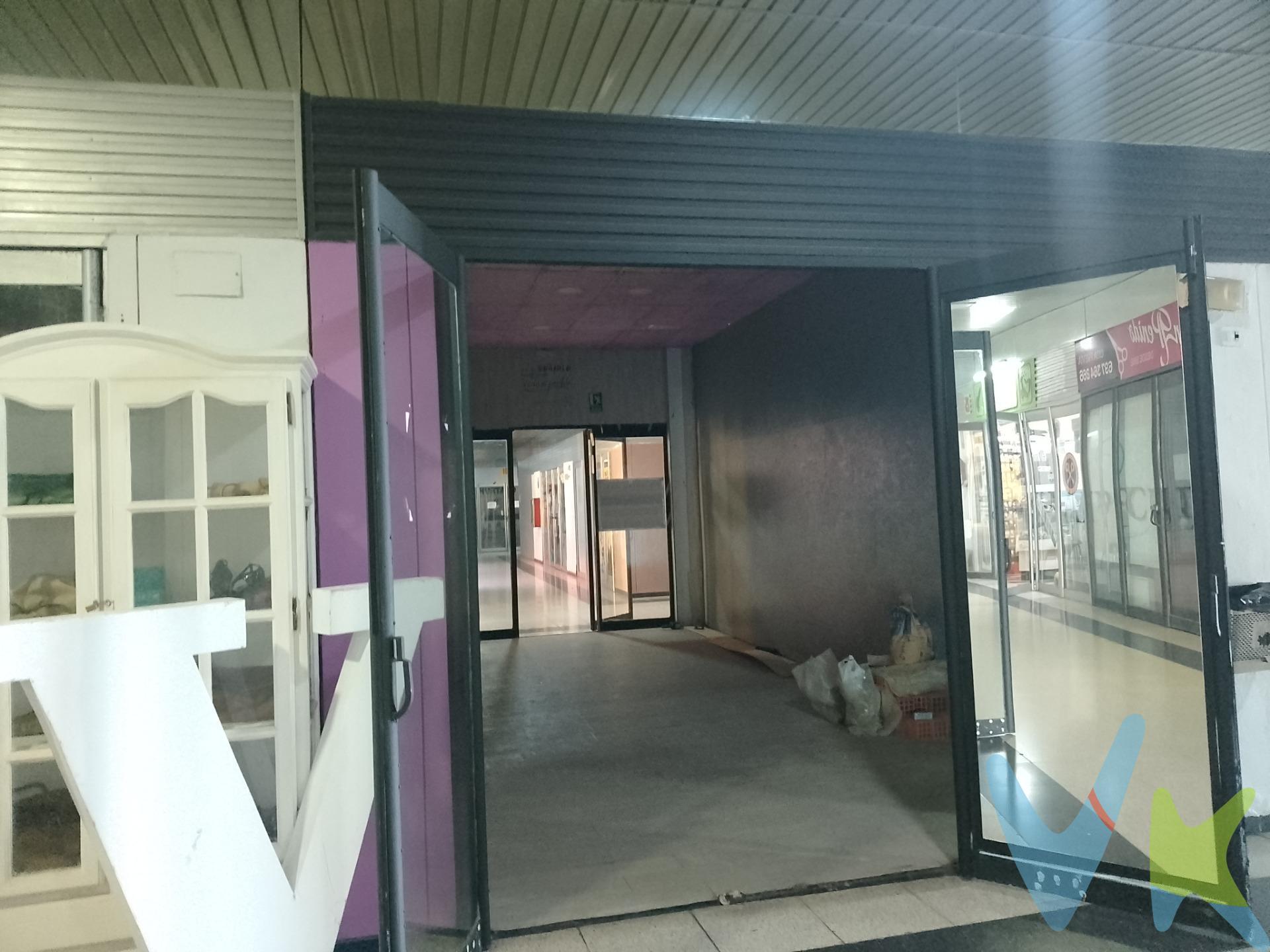 Presentamos una excelente oportunidad para emprendedores e inversores en San Fernando, específicamente en la zona de Cobreros Viejo. Este local comercial se encuentra ubicado dentro de un centro comercial consolidado, ofreciendo alta visibilidad y afluencia constante de clientes. Con una superficie total construida de 26 m² y útil de 25 m², está disponible a un atractivo precio de venta: €22,500. Ideal para iniciar tu propio negocio o como inversión estratégica que genere rentabilidad a largo plazo. La propiedad no requiere trabajos adicionales ya que su estado actual permite aprovecharla desde el primer día; además cuenta con aparcamiento gratuito muy cerca del centro comercial lo cual incrementa su accesibilidad tanto para clientes como empleados. Informamos a nuestros clientes de que los gastos de notaría, registro, gestoría, impuestos y los honorarios de la agencia por la gestión de compra no están incluidos en el precio. A su vez, disponemos del documento informativo abreviado de la propiedad (según decreto 218/2005, del 11 de octubre) y de seguro de caución, para la protección del dinero entregado como señal para la reserva de un inmueble. Por mandato expreso del propietario, comercializamos este inmueble en exclusiva, lo que le garantiza el acceso a toda la información, a un servicio de calidad, un trato fácil, sencillo y sin interferencias de terceros. Por este motivo, se ruega no molestar al propietario, a los ocupantes de la propiedad o a los vecinos. Muchas gracias por su comprensión. ----------------------------------------------------. - Precio de venta: 22.500,00.-€. - En primeras transmisiones indicar lo siguiente: Si la Operación estuviera sujeta a IVA, tipo general 10%. - En segundas transmisiones indicar lo siguiente: Si la Operación estuviera sujeta a ITP, cuyo tipo general es del 7% respecto al precio de venta, pero que en casos especiales se puede ver reducido al 6% o 3,5% en virtud de lo dispuesto en el Ley 5/2021, de 20 de octubre, de Tributos Cedidos de la Comunidad Autónoma de Andalucía. - El comprador, en caso de que querer adquirir este inmueble a través de la agencia, deberá abonar a ésta unos honorarios que ascienden a Tres mil Euros (3.000,00.-€), más IVA del 21%. - Los gastos aproximados de Notaría y Registro se cifran entre 300 € y 1.000 €, el importe exacto dependerá del precio final de la compraventa, número de copias de la escritura, número de páginas de la escritura, complejidad, etc., en virtud de lo dispuesto en el Anexo I del Real Decreto 1426/1989, por el que se aprueba el arancel general de Notaría, y el Anexo I del Real Decreto 1427/1989, por el que se aprueba el arancel de los Registradores de la Propiedad. - En caso de necesidad de financiación bancaria para la compra, los gastos de la misma deberán ser obtenidos de la entidad bancaria que vaya a financiar la operación. - Se hace constar que la agencia efectúa una labor de intermediación, y que las condiciones finales de la compraventa quedan sujetas a la aceptación expresa de la parte vendedora y a la ulterior formalización del contrato. Muchas gracias. 