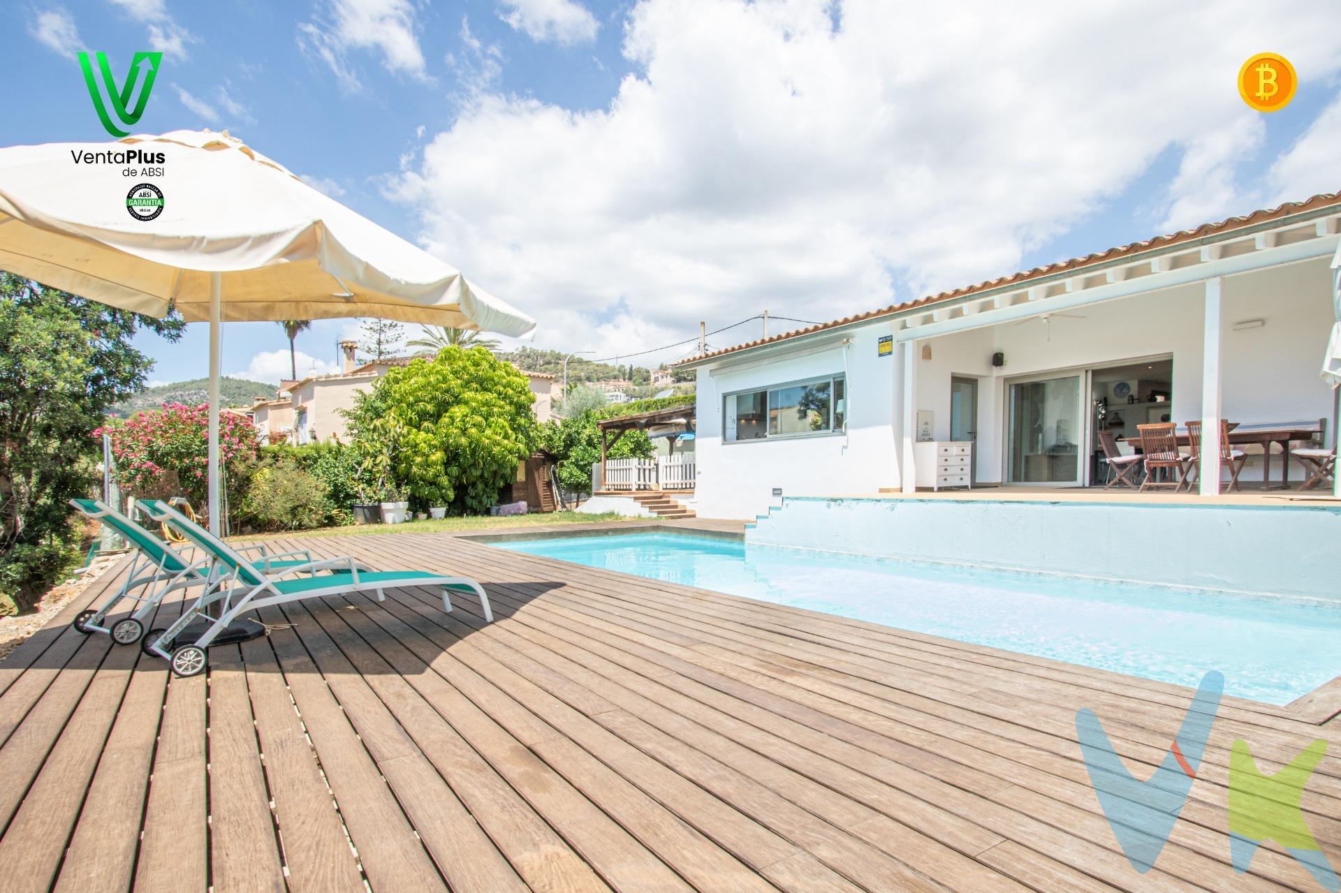 . En el corazón de Son Roqueta, una de las zonas más tranquilas y residenciales de La Vileta (Palma de Mallorca), se encuentra esta villa moderna y acogedora, perfecta para quienes buscan una vida serena sin renunciar a la comodidad de tenerlo todo cerca. Colegios, supermercados, parques, instalaciones deportivas y fácil acceso al centro de Palma y a la vía de cintura… todo al alcance de tu día a día. Construida sobre una parcela de 1.023 m², esta propiedad combina amplitud exterior e interior en perfecta armonía. Con 226 m² construidos distribuidos en una sola planta, la vivienda destaca por sus espacios abiertos, luz natural y un diseño funcional pensado para la vida en familia. Dispone de 3 habitaciones dobles —cada una con altillo y despacho independiente—, 3 baños completos y un despacho adicional, ideal para teletrabajo o estudio. La cocina con isla central, abierta al salón y con un gran ventanal, es el corazón del hogar, donde compartir momentos se vuelve parte de la rutina. En el exterior, la vivienda enamora: piscina privada, porches, solárium, jardín, pista de básquet y aparcamiento para tres vehículos. Todo ello con orientación sur y vistas despejadas, lo que garantiza luz natural durante todo el día y atardeceres inolvidables. Construida en 2004 y en excelente estado, cuenta con cédula de habitabilidad, certificado energético, calefacción en todas las estancias y ventiladores de techo. Una casa cómoda y eficiente que se adapta al ritmo de la vida actual. 💫 Una villa pensada para crecer, disfrutar y crear recuerdos. Ideal para familias que buscan no solo una casa, sino un verdadero hogar. ✅ Este inmueble ha sido certificado por ABSI (Asociación Balear de Servicios Inmobiliarios), lo que significa que la agencia comercializadora ha supervisado la documentación necesaria para la compraventa y que el inmueble forma parte de la bolsa de propiedades en multiexclusiva ABSI. 🏢 Inmobiliaria inscrita en el Registre Oficial d’Agents Immobiliaris de les Illes Balears. NÚMERO REGISTRO: GOIBE747077/2024. 