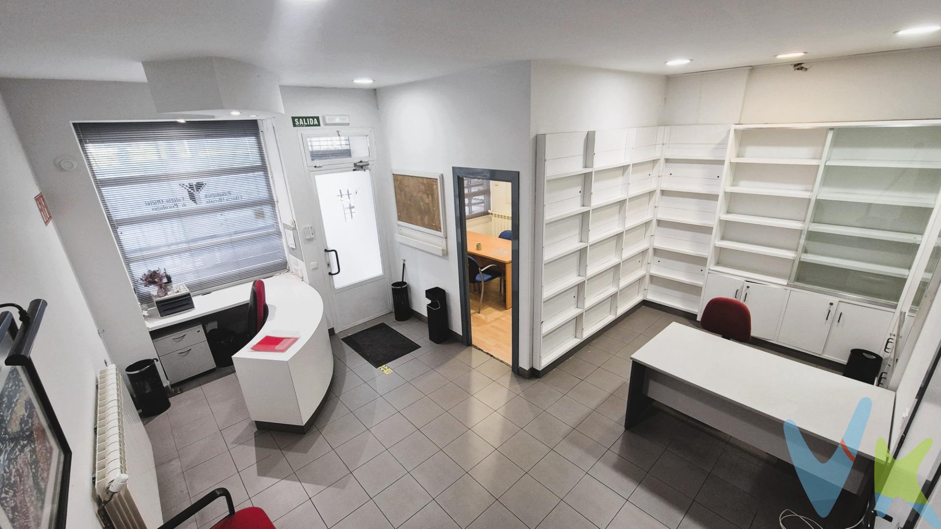Local comercial adecuado como oficina en zona céntrica y tranquila. Está ubicado en  en San Juan frente a la audiencia provincial, con parking público en las inmediaciones para facilitar el acceso a clientes. Planta baja de 60m2  con  despacho,  zona de trabajo, recepción  y sala de reuniones y altillo de 20, con otro despacho, 2 aseos y archivo. En perfecto estado de conservación listo para comenzar la actividad. 
