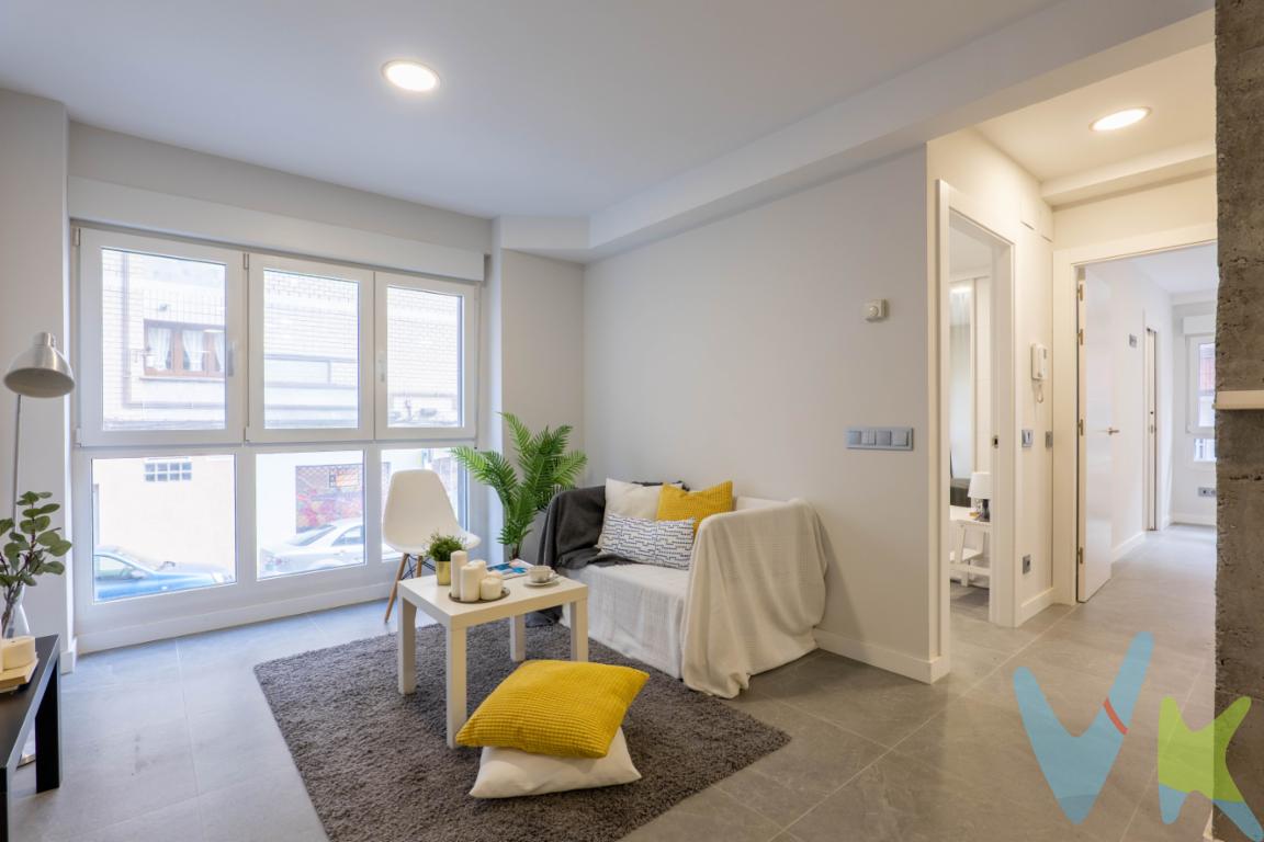 Estupenda Oportunidad en el barrio del Natahoyo de Gijón, hoy os frecemos esta vivienda tipo dúplex a estrenar, se ubica en la calle Independencia esquina a calle Arcipreste de Hita, es una zona en expansión y con gran potencial de futuro. Tiene una ubicación privilegiada, a pocos pasos de la playa de Poniente y la playa del Arbeyal, esta vivienda es perfecta para aquellos que buscan disfrutar del mar y la ciudad.Como os decía les una vivienda a estrenar, se compone de dos plantas: en la planta superior, encontrarás un salón, cocina, dos dormitorios y baño, mientras que en la planta inferior, hay un gran espacio que puedes convertir en dormitorio o cualquier otro uso que quieras darle, tambien tiene un baño. La vivienda ha sido construida con mucho gusto, cuenta con materiales y acabados de alta calidad, como puedes ver en el reportaje fotográfico.La zona cuenta con todo tipo de servicios, incluyendo el Colegio público y bilingüe de la Atalia, parques, así como supermercados, hoteles, cafeterías, restaurantes y todo tipo de comercios. Además, la comunicación con autovías es excelente.No pierdas la oportunidad de vivir en esta zona en crecimiento y con gran potencial, contacta con nosotros para más información y para concertar una visita.En el precio publicitado no incluye los impuestos inherentes a la compraventa ni los gastos de notaría y registro.