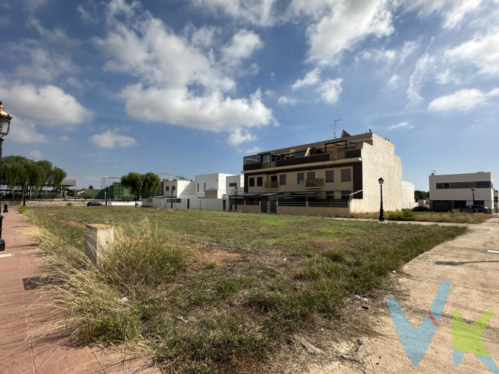 Oportunidad en Rafelbuñol-Rafelbunyol: Solares esquinero a 3 calles en ventaSe presenta una extraordinaria oportunidad de inversión en una ubicación privilegiada, ideal para aquellos que buscan un entorno de calidad. Solar esquinero urbano ubicado en el sector IV de Rafelbunyol. Este solar, perfecto para edificar proporcionando un amplio espacio para materializar cualquier proyecto que tenga en mente.Solar de 20ml de profundidad con 7,12ml de amplio. Solar a 3 calles con orientación: este, oeste y sur.Este terreno no solo ofrece una excelente ubicación, su proximidad a la estación de metro, facilitando el acceso al transporte público y permitiendo que sus desplazamientos diarios sean rápidos y cómodos. Acceso a la V-21 y al by-pass.Este solar edificable es una verdadera oportunidades aquellos que desean crear su refugio personal. Rafelbunyol brinda un potencial de revalorización significativo, haciendo de esta compra una excelente inversión a largo plazo. En esta localidad, cada vez más buscada, se combinan tradición y modernidad, ofreciendo servicios y comodidades de primera calidad.Ubicado estratégicamente Rafelbunyol destaca por su excelente calidad de vida. La comunidad es acogedora y segura, con servicios a poca distancia que facilitarán su día a día. Las tiendas, restaurantes y zonas de ocio cercanas harán que no le falte absolutamente nada. Además, los amantes de la naturaleza podrán disfrutar de paseos tranquilos  y encantadores por su cercanía a la Serra Calderona.Lo invitamos a visitar este magnífico solar en Rafelbunyol y descubrir por sí mismo todas las posibilidades y beneficios que ofrece. Contáctenos hoy mismo para más información y para concertar una visita. No deje escapar esta valiosa oportunidad de inversión. Esta finca es la elección perfecta para quienes buscan el equilibrio perfecto entre modernidad y naturaleza en un entorno verdaderamente especial. 
