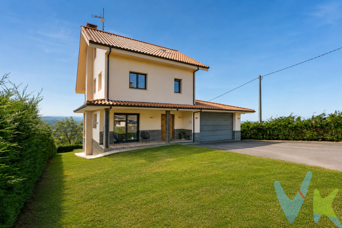 Descubre esta magnífica casa unifamiliar distribuida en dos plantas y bajo cubierta, diseñada para ofrecer amplitud, comodidad y una excelente calidad de vida en un entorno privilegiado.Uno de sus grandes atractivos son sus impresionantes vistas panorámicas. En los días despejados, podrás disfrutar de una privilegiada perspectiva que alcanza el mar por un lado, mientras que por el otro la mirada se extiende hasta la ciudad de Oviedo, regalando un paisaje único que cambia con cada estación.La vivienda cuenta con un amplio garaje, con capacidad para dos vehículos o para disponer de espacio adicional de almacenamiento o zona de trabajo. En la zona baja de la vivienda, destaca un fantástico cenador con barbacoa, el lugar perfecto para compartir reuniones familiares y momentos inolvidables con amigos durante todo el año.Además, la propiedad incorpora un moderno sistema de placas solares, que contribuye significativamente al ahorro energético, reduce el consumo eléctrico y convierte la vivienda en un hogar más eficiente, sostenible y respetuoso con el medio ambiente.Una propiedad que combina amplitud, confort, sostenibilidad y unas vistas difíciles de igualar, convirtiéndose en una oportunidad excepcional para quienes buscan un hogar donde disfrutar de la tranquilidad sin renunciar a las mejores prestaciones.Se informa a los interesados que el precio de venta indicado no comprende el Impuesto de Transmisiones Patrimoniales (ITP) , los gastos asociados a la compraventa (notaría, registro de la propiedad y otros) ni los honorarios de la agencia inmobiliaria a cargo del comprador.