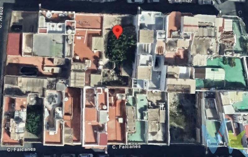 Se ofrece solar urbano de 170,63 m² en el barrio de La Isleta, una de las zonas con mayor proyección de Las Palmas de Gran Canaria, a pocos minutos de La Playa de Las Canteras y del Puerto de La Luz. Ubicado en un entorno urbano consolidado, con todos los servicios a pie de calle (transporte público, supermercados, comercios, colegios y restauración), este solar representa una excelente oportunidad tanto para promotores como para particulares que deseen construir su propia vivienda en la ciudad. Según la normativa urbanística vigente (Norma Zonal Bt), la parcela permite edificación de hasta 3 plantas, lo que abre distintas posibilidades de desarrollo:. Construcción de pequeño edificio residencial para inversión o venta. Desarrollo de varias viviendas para alquiler. Proyecto de vivienda unifamiliar amplia, con varias plantas, ideal para quien quiera vivir cerca del mar en una zona con carácter y tradición. Características principales:. Superficie de parcela: 170,63 m². Clasificación: Suelo urbano. Normativa: Zonal Bt. Altura máxima: 3 plantas. Ubicación: Barrio de La Isleta – Distrito Puerto-Canteras. La Isleta es uno de los barrios más auténticos de la ciudad y está experimentando una clara revalorización, impulsada por su cercanía a Las Canteras, Santa Catalina y el Puerto, lo que lo convierte en una zona muy atractiva tanto para vivir como para invertir. Los datos expuestos son meramente orientativos y están sujetos a errores u omisiones involuntarias. Los gastos derivados de la compraventa no están incluidos en el precio. 