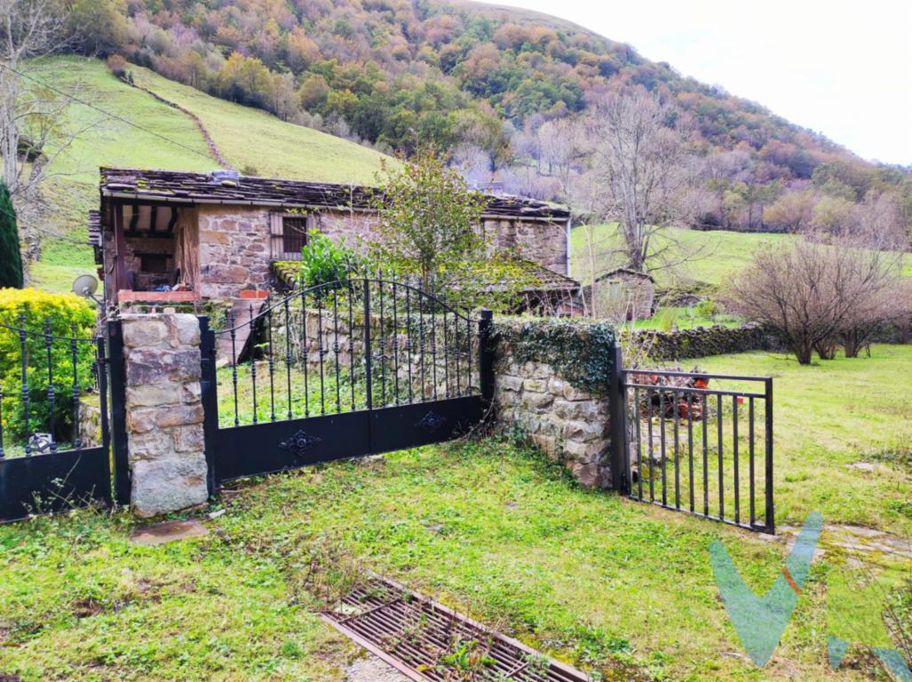 ¡¡¡FANTÁSTICA CABAÑA EN EL VALLE DE YERA, VEGA DE PAS!!!Cabaña con muchísimas POSIBILIDADES, con un terreno ideal para poder desconectar del estrés de la ciudad.Con una reforma a medio hacer pero bien encauzada y sin ningún problema para poder retomarla, esta cabaña puede ser un maravilloso hogar, una segunda residencia o incluso, un negocio rural.Consta, de momento, de 2 habitaciones, 2 cuartos de baño, uno de ellos a medio reformar, cocina americana y amplios espacios para poder disfrutarla.Con todos los servicios de luz, agua e INTERNET de fibra en la puerta y buenísimo acceso.¿¿QUÉ MÁS PUEDES PEDIR?? ¡¡VEN A VERLA, NO TE ARREPENTIRÁS!!Los precios mostrados no incluyen impuestos, gastos de compraventa ni financiación.