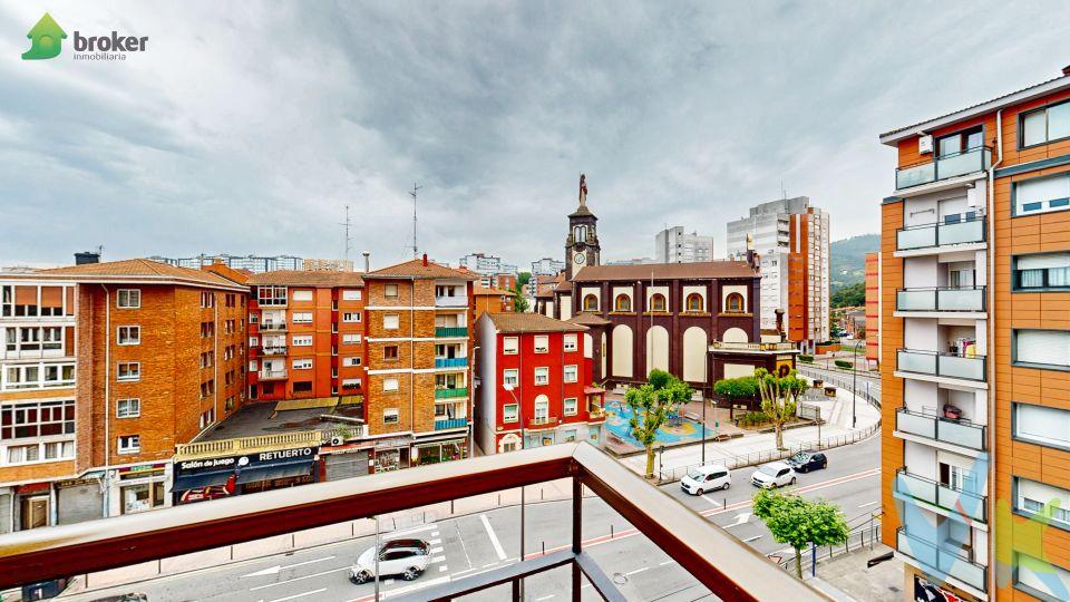 REFORMADO, 3 HABITACIONES Y TERRAZA CON VISTAS A LA AV. EUSKADI
¡EXCLUSIVA! INMOBILIARIA BROKER te presenta esta preciosa vivienda situada en pleno centro de Retuerto, un barrio con gran ambiente, perfectamente comunicado y con todos los servicios a mano. A tan solo unos minutos de la estación de  ANSIO en BARAKALDO y del BEC (BILBAO EXHIBITION CENTRE)
   La vivienda destaca por su amplitud (81 m² según Catastro) y una distribución muy cómoda:✔️ 3 dormitorios amplios✔️ Luminoso salón con salida a una TERRAZA con vistas despejadas a la Av. Euskadi de BARAKALDO✔️ Cocina cuadrada, totalmente equipada✔️ Baño de gran tamaño, con ducha y ventana
  Completamente EXTERIOR y REFORMADA, con excelente altura, vistas despejadas y una orientación ideal que garantiza luz natural todo el día.
 Edificio con ASCENSOR A COTA CERO, con capacidad para 4 personas.
 Se entrega AMUEBLADA — ¡solo tienes que traer tus maletas e instalarte!
INSPECCIÓN TECNICA PASADA EN EL 2019 (ITE)
 Si buscas una vivienda lista para entrar a vivir, sin necesidad de reformas, esta puede ser tu oportunidad.
Para más información o para concertar una visita, no dudes en contactarnos en GERNIKAKO ARBOLA 38 o llámanos y organizamos una visita.
Usamos tecnología 3D, para que puedas ver la vivienda con total realidad. Así, en la visita todo será más fácil a la hora de tomar decisiones.
Gastos de gestión del 2900 € (+IVA) a cargo del comprador, no incluidos en el precio.
Colegiado API 584. Trabaja con verdaderos profesionales.
 
