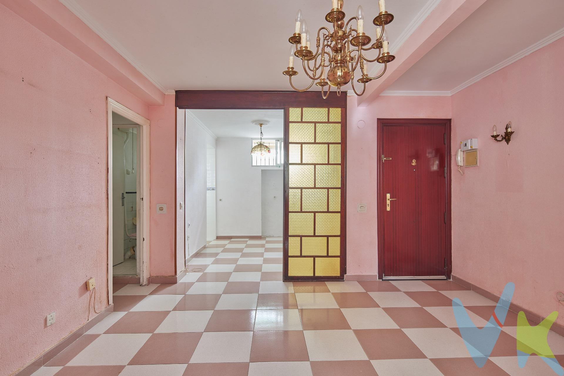 Se vende magnífica vivienda situada en la zona de Bahía, una de las áreas más cómodas y bien comunicadas de Cádiz capital, ideal para quienes buscan disfrutar de todos los servicios sin renunciar a la tranquilidad. Ubicada en una primera planta, la vivienda destaca por su excelente luminosidad y por ofrecer una distribución cómoda y funcional. Dispone de tres dormitorios, un baño completo y un aseo, un amplio salón con terraza cerrada, perfecto para disfrutar de un espacio adicional durante todo el año, una cocina independiente, lavadero y un práctico trastero que aporta un extra de almacenamiento. Con una superficie construida de 75,80 m², la vivienda aprovecha al máximo cada metro cuadrado, ofreciendo estancias confortables y una distribución pensada para hacer la vida diaria más cómoda. La abundante entrada de luz natural proporciona una agradable sensación de amplitud y bienestar, convirtiéndola en una excelente opción tanto como residencia habitual como para inversión. Se encuentra rodeada de todo tipo de servicios, como supermercados, colegios, centros de salud, comercios, transporte público y zonas verdes, además de contar con excelentes comunicaciones con el resto de la ciudad. Se trata de una vivienda cómoda, luminosa y con una excelente ubicación, perfecta para familias que necesitan espacio o para quienes buscan una buena oportunidad de inversión en una de las zonas más demandadas de Cádiz capital. No dejes pasar esta oportunidad. Contacta para más información o para concertar una visita y descubrir todo lo que esta vivienda puede ofrecerte. * Nuestros precios no incluyen impuestos, gastos notariales, registrales ni honorarios de la agencia, al respecto informamos en cumplimiento de la ley 10/2025, de 26 de Diciembre que el consumidor tiene a su disposición información y documentación adicional relativa al inmueble y condiciones de la compraventa, que podrá ser consultada en las sede física de la Agencia y le serán debidamente informados en nuestra oficina con total TRANSPARENCIA y en función de sus circunstancias personales y económicas de la compra. IMPUESTO SOBRE TRANSMISIONES PATRIMONIALES (ITP): Comunidad Autónoma de Andalucía tipo general del 7% o tipos reducidos del 3,5%, 1,2% o 1%. GASTOS DE NOTARÍA Y REGISTRO: según arancel oficial que pueden consultar en Anexo I, del Real Decreto 1426/1989, de 17 de noviembre. HONORARIOS del comprador: 3% más IVA del precio de venta. ** Ponemos a su disposición el documento informativo abreviado de la propiedad (según decreto 218/2005, del 11 de octubre). Así mismo informamos que disponemos de seguro de caución, para la protección de importes entregados como señal para la reserva del inmueble. * Plazo de validez del precio de este anuncio hasta el 31 de Diciembre de 2026.  . . 
