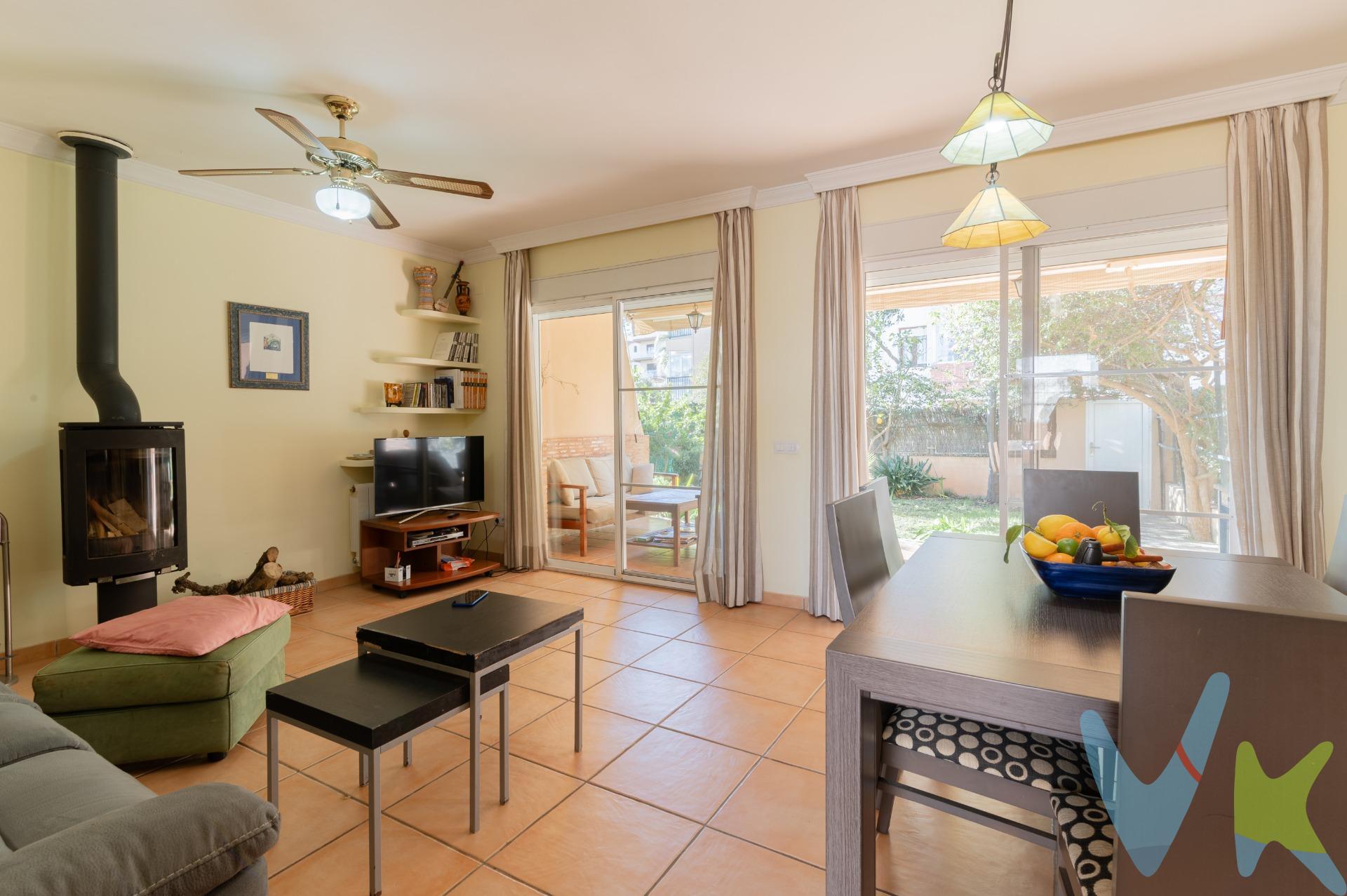 Ubicado en la prestigiosa zona de Voramar, una de las más exclusivas y demandadas de Benicàssim, este adosado en esquina destaca por su privacidad, luminosidad y excelente ubicación, ideal tanto como residencia habitual como segunda vivienda junto al mar. La vivienda es completamente exterior, incluidos los baños, lo que garantiza luz natural y ventilación en todas las estancias. Dispone de dos accesos independientes, uno de ellos desde calle peatonal, aportando tranquilidad y comodidad. Cuenta con 3 dormitorios dobles, dormitorio principal con baño en suite, un segundo baño completo y un aseo de cortesía, ofreciendo una distribución funcional y confortable. Su orientación sur-este asegura una magnífica luminosidad durante todo el día. Equipada con calefacción y agua caliente con caldera individual de gasoil y chimenea de leña, persianas automáticas, rejas en la planta baja, la cocina dispone de equipo de ósmosis para agua potable, la vivienda resulta acogedora y eficiente en cualquier estación. En el exterior encontramos terraza delantera y trasera, además de zona de barbacoa, espacios ideales para disfrutar del clima mediterráneo. Dos de los dormitorios comparten una agradable terraza, perfecta para el descanso. Incluye garaje en sótano, aportando comodidad y seguridad. Esta vivienda se encuentra en Benicasim (Comunidad Valenciana), una de las localidades más valoradas de la costa mediterránea española por su calidad de vida, playas amplias y clima suave durante todo el año. Benicasim está situada junto a la ciudad de Castellón de la Plana, a tan solo 10-15 minutos en coche, donde encontrarás todos los servicios de una capital de provincia: hospitales, centros comerciales, universidades y estación principal de tren. ✈️ Conexiones nacionales e internacionales. La ubicación es especialmente cómoda tanto para residentes habituales como para quienes viajan desde el extranjero:. •	A 25 minutos del Aeropuerto de Castellón, con conexiones internacionales en expansión. •	A aproximadamente 1 hora del Aeropuerto de Valencia, principal aeropuerto internacional de la región, con vuelos diarios a numerosas ciudades europeas. 🚄 Benicasim cuenta además con estación de tren con conexiones directas a Valencia, Barcelona y otras ciudades españolas. 🌊 Entorno y estilo de vida. Benicasim Playa es conocida por sus kilómetros de playas de arena fina, su paseo marítimo y su ambiente tranquilo y familiar. Un enclave ideal tanto como residencia habitual, segunda vivienda o inversión internacional en una de las zonas más estables y demandadas del Mediterráneo español. Una propiedad única en una de las mejores zonas de la costa, pensada para quienes buscan calidad de vida, tranquilidad y exclusividad, a un paso del mar. 📞 Contáctanos para concertar una visita y descubrir en persona todo lo que este hogar puede ofrecerte. Teléfono: 692685282. Email: mercheescrig@inmobiliariacarmona.es. Por mandato expreso del propietario comercializamos este inmueble mediante contrato de multi-exclusiva, por el cual numerosas agencias colaboradoras, nacionales e internacionales, ofrecen esta vivienda a sus potenciales compradores, todo ello garantizando un servicio de calidad, un trato fácil, sencillo y sin interferencias de terceros, ya que la gestión es a través de nuestra agencia. *Impuestos, gastos de compraventa tales como honorarios agencia y financiación no incluidos. 