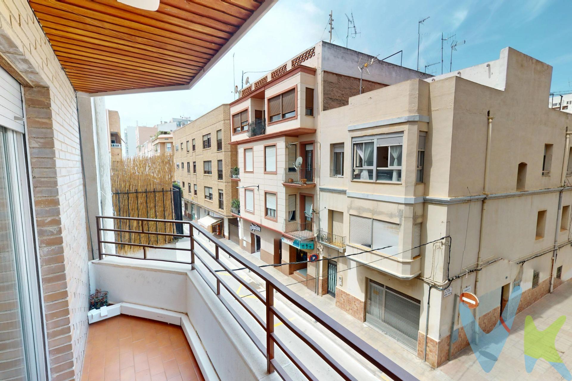 Te presentamos una excelente vivienda de 121 m2 construidos, ubicada en una de las zonas más solicitadas de Castellón. Este piso original cuenta con un acogedor hall que da paso a un amplio comedor-salón, desde el cual podrás acceder a un balcón orientado al oeste y disfrutar del atardecer. La cocina es espaciosa y está completamente equipada, además tiene una práctica galería acristalada para mayor funcionalidad. El inmueble incluye cuatro habitaciones: la habitación principal dispone de baño en suite con ducha y armario empotrado; dos habitaciones dobles también cuentan con armarios empotrados proporcionando gran comodidad y otra habitación simple ideal como oficina o dormitorio adicional y otro baño completo para dar servicio al resto de habitaciones. Se ofrece plaza de garaje incluida en el precio situada en edificio adyacente. Vive cómodamente cerca del tram y disfruta de todos los servicios esenciales cercanos tales como supermercados, restaurantes,farmacias y plazas públicas donde poder relajarte. Vive aquí!. ¡No pierdas esta oportunidad única!. !Ven a visitarme!. Este inmueble es en exclusiva, con lo que le facilitamos cualquier información sobre la vivienda. Por este motivo, solicitamos no molesten al propietario o a los vecinos de la comunidad. . En todos los casos los precios expuestos son más impuestos y gastos derivados de la transmisión del inmueble.