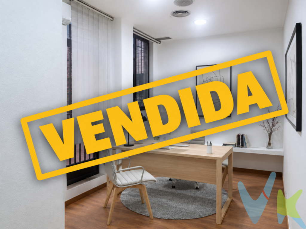 HABILIS Consulting Inmobiliario vende práctica oficina en edificio mixto situado en la Avenida de Europa, una de las zonas más demandadas y mejor comunicadas de Toledo, con opción a compra de plaza de parking en el mismo edificio.Se trata de una oficina de 74 m² muy bien aprovechados, pensada para entrar a trabajar desde el primer día y adaptarse a diferentes tipos de negocio (despachos profesionales, asesoría, consultoría, formación, servicios, etc.). DISTRIBUCIÓN DE LA OFICINA2 baños de uso exclusivo, muy cómodos para trabajadores y visitas.Zona de office, ideal como espacio de descanso del personal o pequeño office para café y comidas rápidas.4 despachos independientes, perfectos para despachos de dirección, salas para recibir clientes o zonas de trabajo en equipo.La distribución permite trabajar con comodidad manteniendo privacidad en las reuniones, zonas de concentración y atención al público. Es un espacio funcional, fácil de amueblar y de organizar según las necesidades de cada empresa. EDIFICIO MIXTO Y OPCIÓN DE PARKING La oficina se encuentra en un edificio mixto (residencial y terciario), lo que aporta un entorno tranquilo y seguro durante todo el día. Existe la posibilidad de comprar plaza de parking en el mismo edificio.PRECIO OPCIONAL DE LA PLAZA DE PARKING  13.500EUR UBICACIÓN Y SERVICIOS CERCANOS La Avenida de Europa es una zona consolidada, con todo tipo de servicios a pocos minutos a pie:Paradas de autobús urbano y buenas conexiones con el centro de Toledo y principales vías de accesoRestaurantes, cafeterías y comercios de diario.Entidades bancarias, asesorías, negocios y oficinas. Es una ubicación perfecta para dar una imagen profesional a clientes y proveedores, y al mismo tiempo ofrecer a tu equipo un entorno cómodo, con servicios y buenas comunicaciones. Si buscas una oficina práctica, bien distribuida y en una de las mejores zonas de Toledo para trabajar, esta es una muy buena oportunidad. Nuestro Departamento Financiero le asesorará de la mejor financiación a su medida para su NEGOCIO Para más información y visitasHABILIS Consulting Inmobiliario Le esperamos en nuestra agencia, en Calle Diputación nº 7 (local), Toledo Teléfono:  624 260 263 