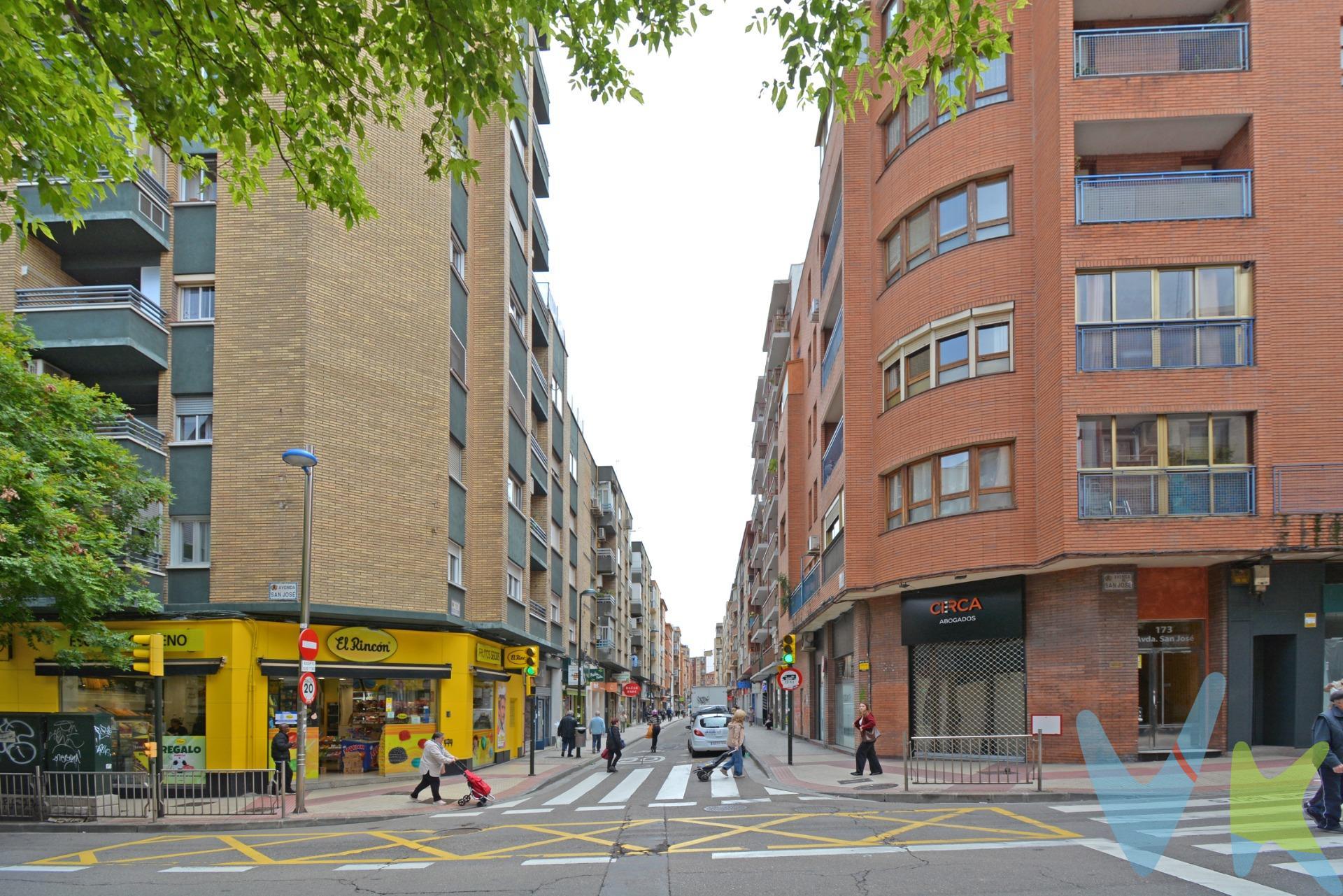 PISO REFORMADO EN SAN JOSE - C/ DOCE DE OCTUBRE.  . Piso de 46 m² útiles. Distribuido en dos dormitorios, salón con cocina americana completamente equipada y baño. Suelos de parquet, carpinterías interiores lacadas en blanco y carpinterías exteriores de aluminio. Calefacción individual a gas. Tercera planta CON ASCENSOR de las 4 con las que cuenta el edificio. El piso es interior a patio amplio, MUY LUMINOSO y con carencia de ruido. . ¡¡REFORMADO COMPLETAMENTE EN 2015!!. . Gastos de comunidad de 49,57€. IDEAL COMO PRIMERA VIVIENDA Y PARA ENTRAR A VIVIR. Al lado del Parque de la Memoria. Transportes y comercios de todo tipo a un paso de la vivienda. No te pierdas el tour 360º y el reportaje fotográfico que hemos preparado para ti. BUSCAMOS SOLUCIONES🏡,. ENCONTRAMOS HOGARES💙. Si necesitas financiación no lo dudes, tenemos asesoramiento financiero sin compromiso. Infórmate. IMPORTANTE: El precio no incluye impuestos, gastos de notaría, registro ni honorarios de intermediación. Este anuncio tiene carácter informativo y no es contractual. Puede estar sujeto a errores o modificaciones. 