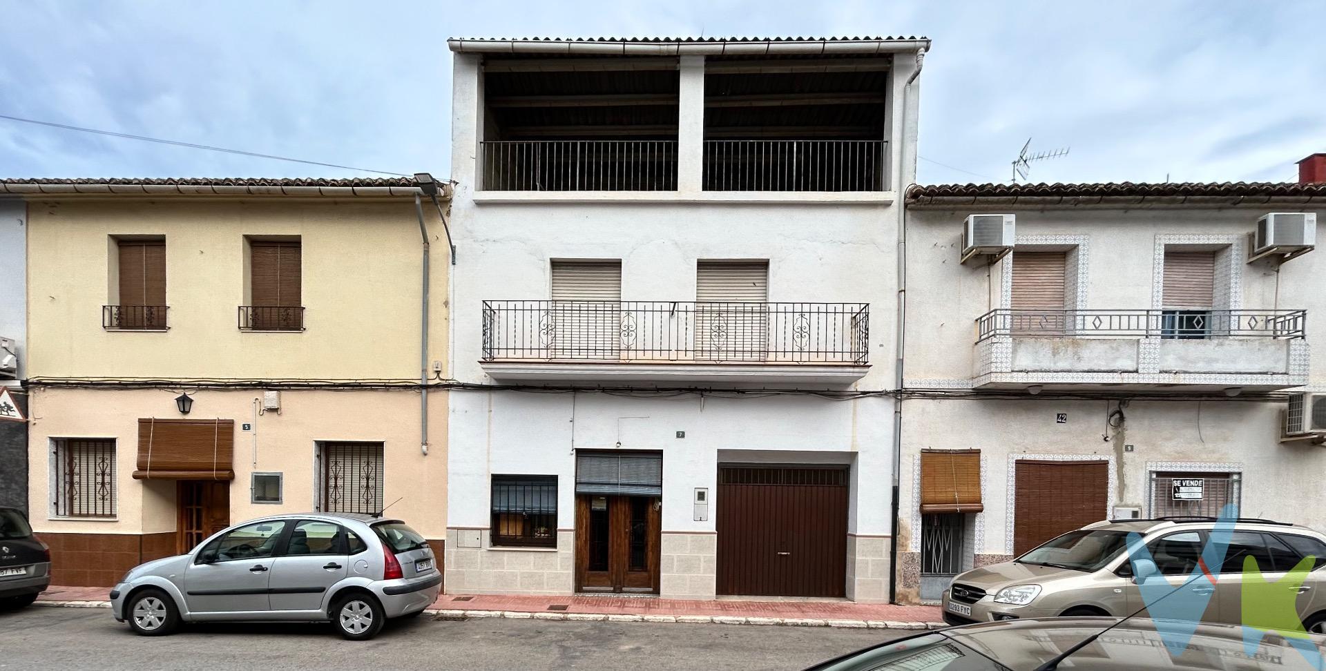 Casa de pueblo con muchas posibilidades, Situada en el centro de Alcantera del Xuquer. La casa dispone de 325 m2 distribuidos en tres plantas. En la planta baja  encontramos el recibidor, comedor, salón con chimenea , cocina en buen estado completamente equipada, despensa, baño con ducha y un garaje. Esta planta cuenta con cuatro habitaciones, tres simples y una doble, además de un gran patio interior, que dispone de zonas cubiertas donde se encuentra la lavandería, y varios sitios de almacenaje. En la primera planta encontramos una gran estancia en estado diáfano, muy luminosa con dos ventanales que dan a un balcón, y además dispone de unas grandes terrazas cubiertas, y otra estancia con balcón al patio interior. Una escalera nos lleva a otra terraza. La posibilidad de distribuir a tu gusto, la hace muy interesante. Alcantera del Xuquer es una población muy tranquila, pero con todos los servicios necesarios como farmacia, bancos, centro de salud, colegio, centro de cultura, polideportivo, Piscina municipal, zonas de juegos infantiles, parques, zonas arboladas y de paseo, además de todo tipo de comercios, como restauración, supermercados, carnicería, panadería, etc…… y todo cerca de casa. Un pueblo muy bien comunicado, por la A7 y ha 5 minutos del tren de cercanías. 