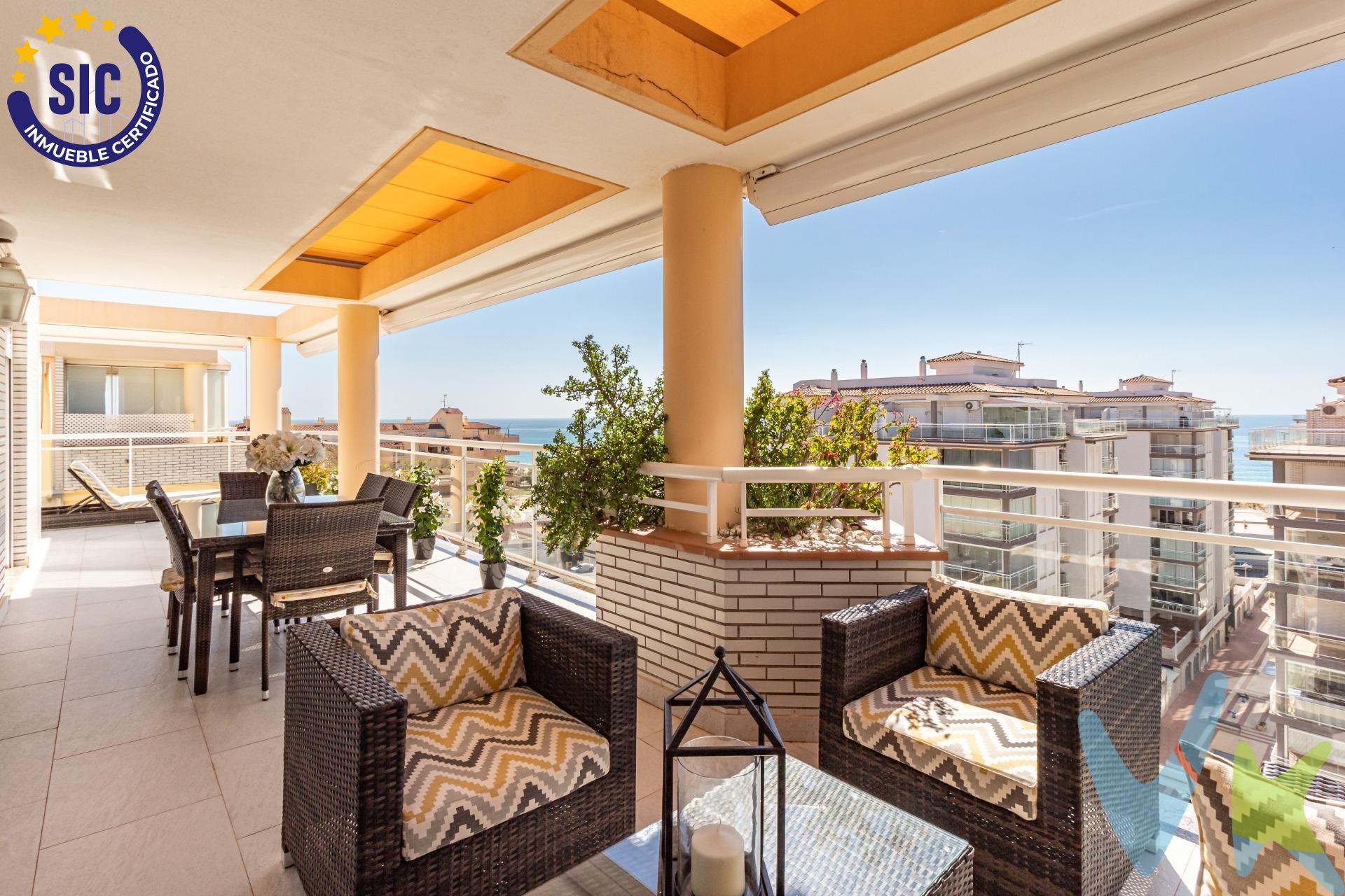 Hay viviendas que simplemente se visitan y otras que se sienten desde el primer instante. Este exclusivo ático en la prestigiosa zona de Argenta, en Peñíscola, es una de ellas. Completamente preparado para entrar a vivir, este ático destaca por su diseño contemporáneo, la calidad de sus acabados y un exquisito cuidado por el detalle. Cada estancia ha sido concebida para disfrutarse, donde la decoración, los revestimientos decorativos, la iluminación y la selección de materiales crean espacios con personalidad, elegantes y acogedores.  . La cocina, totalmente equipada y abierta al salón, se integra perfectamente en la zona de día, creando un ambiente amplio, luminoso y muy acogedor. Cada detalle ha sido cuidadosamente elegido para crear un hogar cálido, práctico y con un estilo que marca la diferencia. El salón se abre a una espectacular terraza privativa de 40 m², el auténtico protagonista de la vivienda. Un espacio excepcional para disfrutar del sol durante todo el año, relajándose o contemplando las agradables vistas al mar, a tan solo 250 metros de la playa. La zona de descanso ofrece tres amplios dormitorios dobles, cada uno con una personalidad propia gracias a una cuidada decoración y a detalles que aportan calidez y exclusividad. Los dos baños completos mantienen la misma línea de diseño y calidad, ofreciendo confort y funcionalidad para el día a día. Ubicada en una urbanización privada, la vivienda dispone de piscina comunitaria y plaza de aparcamiento, situada en un entorno tranquilo, rodeada de todos los servicios. Esta es una vivienda para quienes valoran el diseño, la calidad y el cuidado por los pequeños detalles. Un ático que no solo ofrece una magnífica ubicación y una extraordinaria terraza, sino también una forma de vivir, ideal tanto como residencia habitual como para disfrutar de una exclusiva segunda residencia junto al Mediterráneo. (*) Cláusula de Transparencia y Desglose de Gastos. En cumplimiento de las obligaciones de información previstas en la Ley 10/2025, de 28 de diciembre, de servicios de atención a la clientela y transparencia, así como en la normativa sectorial vigente, se hace constar que el precio indicado no incluye los gastos e impuestos inherentes a la adquisición, los cuales se desglosan a continuación:. - Impuesto sobre Transmisiones Patrimoniales (ITP): Se aplicará el tipo impositivo vigente en la Comunidad Valenciana, generalmente el 10%, sin perjuicio de tipos reducidos aplicables según las circunstancias personales del comprador o las características del inmueble. El impuesto se devenga sobre el Valor de Referencia Catastral o el precio de venta, aquel que resulte superior. Para una información exhaustiva sobre el funcionamiento, tipos impositivos y bonificaciones del ITP, puede consultar el portal oficial de la Agencia Tributaria autonómica en el siguiente enlace: www.atv.gva.es/es/itpajd. - Gastos de Notaría: Los honorarios notariales se calcularán conforme al arancel oficial regulado en el Anexo I, del Real Decreto 1426/1989, de 17 de noviembre, por el que se aprueba el arancel Notarial. - Gastos de Registro: La inscripción en el Registro de la Propiedad se facturará según el arancel oficial establecido en el Anexo I, del Real Decreto 1427/1989, de 17 de noviembre, por el que se aprueba el arancel de los Registradores de la Propiedad. - Gastos de Gestión: Los honorarios por la tramitación administrativa, liquidación de impuestos e inscripción registral, en el supuesto de ser a cargo de la agencia inmobiliaria, ascienden a 302,50 € (IVA incluido). - Honorarios Agencia del Vendedor: incluidos en el precio publicado. - Honorarios Agencia del Comprador: Se informa que eventualmente podrían existir honorarios profesionales a cargo del adquirente, en aquellos casos en que se hubieran contratado previamente los servicios específicos del encargo de compra y en ningún caso estarán vinculados al precio.