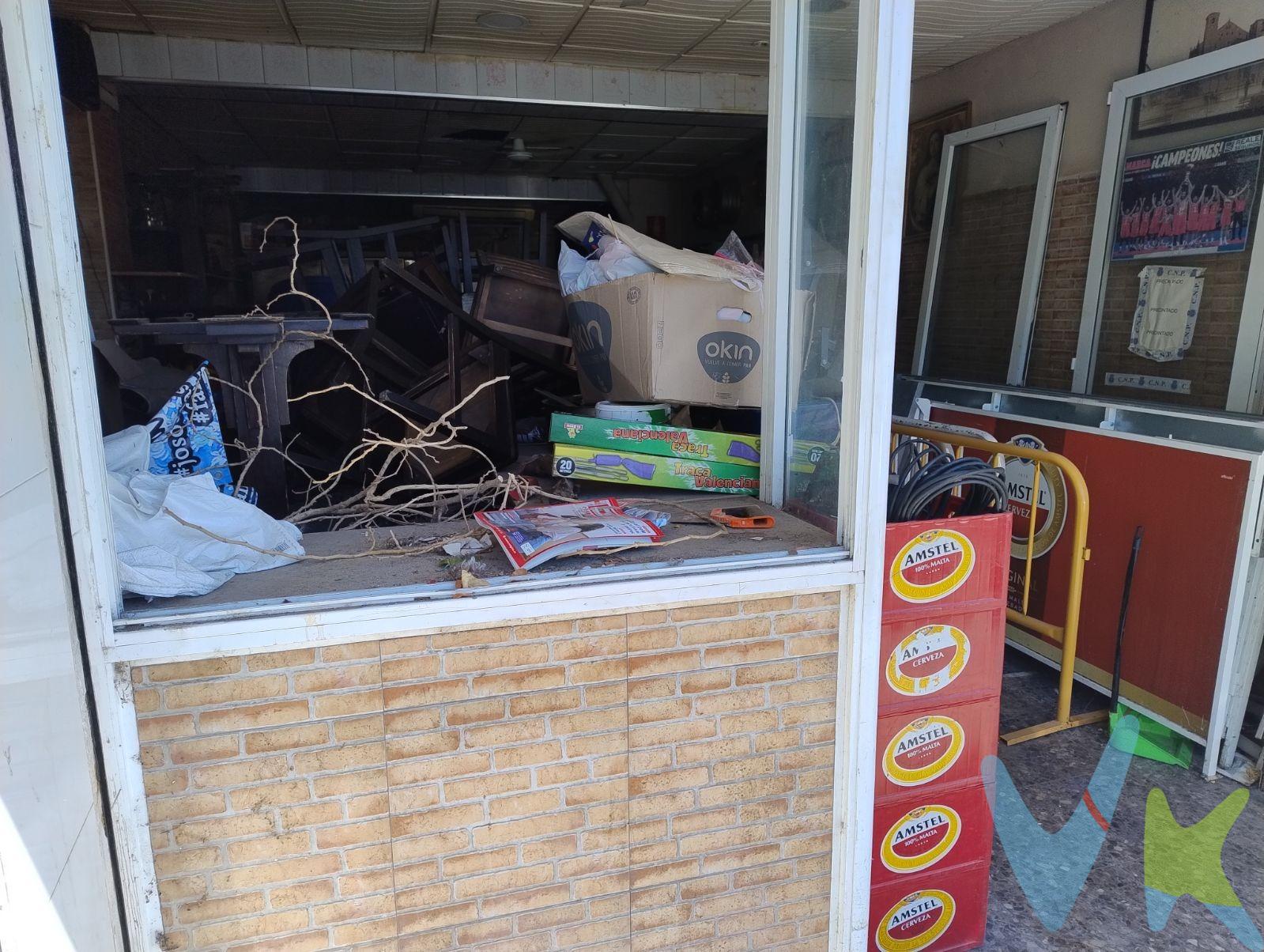 Se vende local comercial en una ubicación estratégica, ideal para emprendedores o inversores que buscan adaptar un espacio a sus necesidades. Superficie: 67m2. Estado: A reformar, perfecto para personalizar según tu proyecto. Ubicación: El Cabanyal, Valencia. Este local es una excelente opción para abrir tu negocio o para uso como inversión gracias a su potencial. ¡No pierdas esta oportunidad! Contáctanos para más información y visitas. La descripción del presente inmueble e imágenes tienen mero carácter informativo y en ningún caso carácter contractual, pudiendo ser modificados por la inmobiliaria comercializadora sin que ello implique responsabilidad alguna frente a terceros. En el precio de venta a público, esta propiedad NO incluye los gastos de adquisición (Notario, registro, gestión, honorarios, etc…).