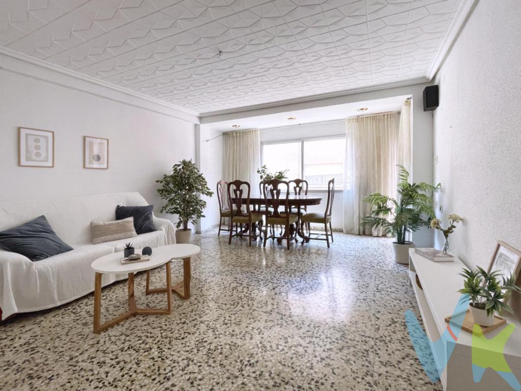 ¡Oportunidad única en excelente zona de Puerto de Sagunto!.Magnífico piso de aproximadamente 106 m², muy luminoso gracias a su excelente orientación Este, ubicado en una zona privilegiada de Puerto de Sagunto, cerca de colegios, supermercados, parques, comercios, transporte público.La vivienda cuenta con una distribución ideal:.4 habitaciones amplias y cómodas, ideales para cualquier necesidad familiar o para adaptar una de ellas a despacho o zona de estudio.2 baños completos, ambos en perfecto estado.Un salón-comedor espacioso y acogedor, con acceso directo a un balcón con vistas despejadas a la calle, perfecto para disfrutar del aire libre.Cocina independiente completamente equipada, muy práctica y luminosa, con acceso directo a una cómoda galería que facilita la organización y las tareas del hogar.Se vende semi-amueblado, con mobiliario y decoración tipo home staging, para que puedas visualizar fácilmente cómo quedaría tu nuevo hogar amueblado y decorado.Suelo de terrazo, muy bien conservado y fácil de mantener.Vivienda ubicada en un edificio tranquilo y cuidado, con ascensor para mayor comodidad en el día a día.Es una excelente oportunidad para familias que busquen comodidad, amplitud y una ubicación inmejorable, así como para inversores interesados en obtener una alta rentabilidad en una zona muy demandada.Calificacion energetica: G.¡No pierdas la oportunidad de visitar esta estupenda propiedad sin compromiso!.Contacta ahora mismo y solicita más información o concierta una visita personalizada.Referencia: 4627.