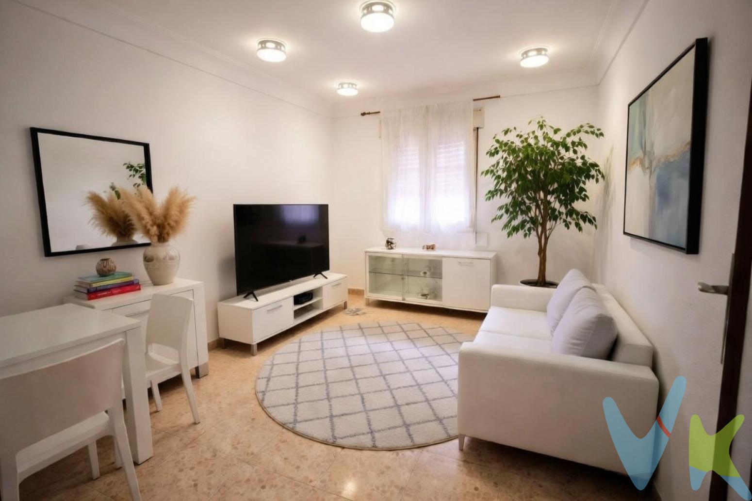 Hay pisos que se compran?EUR? y otros que se transforman en el hogar soñado.Esta vivienda representa una oportunidad excepcional para quienes buscan amplitud, ubicación y el privilegio de diseñar cada espacio completamente a medida, en una de las zonas más cotizadas y agradables de Valencia, junto al antiguo cauce del río Turia. Situada en una primera planta con ascensor, la propiedad ofrece una magnífica base para una reforma integral con infinitas posibilidades. Sus metros, distribución y luminosidad permiten crear una vivienda elegante, moderna y con personalidad propia, adaptada al estilo de vida actual. La vivienda cuenta actualmente con: - 4 habitaciones de generosas dimensiones  - Cocina independiente - 1 baño - Patio interior - Finca con ascensor Cada estancia ofrece potencial para reinventarse y aprovechar al máximo el espacio: una gran zona de día abierta y luminosa, una espectacular cocina integrada, suite principal, despacho, zona de lectura o incluso una exclusiva vivienda familiar con esencia valenciana y diseño contemporáneo. Además de su amplitud y posibilidades, uno de sus mayores valores es, sin duda, su ubicación. Vivir junto al Jardín del Turia significa disfrutar de uno de los entornos más privilegiados de Valencia: kilómetros de zonas verdes, paseos, deporte, tranquilidad y calidad de vida, todo ello rodeado de comercios, servicios, colegios, restauración y excelentes conexiones con el resto de la ciudad. Una propiedad ideal tanto para quienes desean crear su hogar definitivo en una ubicación estratégica, como para inversores que buscan una vivienda con alta proyección de revalorización en una de las áreas más demandadas de Valencia, porque algunas viviendas no destacan por cómo están hoy?EUR? sino por todo lo que pueden llegar a ser.Por mandato expreso del propietario, comercializamos este inmueble en exclusiva compartida, lo que garantiza el mejor trato y fiabilidad de la negociación, garantizamos un servicio de calidad. Si usted es agente inmobiliario y tiene un cliente para este inmueble, llámenos, estamos encantados de colaborar.  La descripción del presente inmueble e imágenes tienen mero carácter informativo y en ningún caso carácter contractual, pudiendo ser modificados por la inmobiliaria sin que ello implique responsabilidad alguna frente a terceros. Agencia Registrada con el Nº 90 en el Registro Obligatorio de Agentes Inmobiliarios de la Comunitat Valenciana. Puede consultar en la web de la GVA. En el precio no están incluidos los gastos, honorarios ni impuestos.