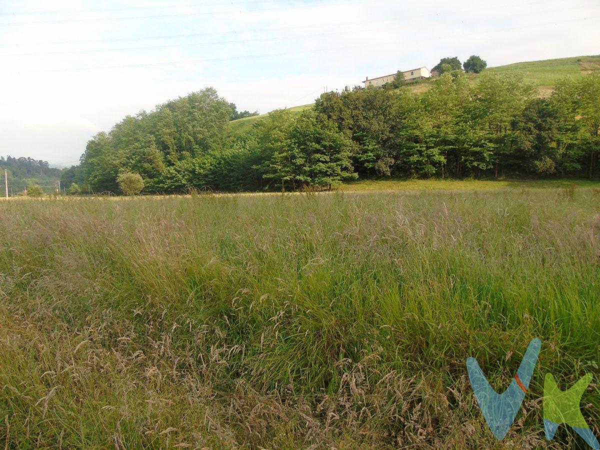 .  Terreno rústico de 15.120 m2 muy cerquita del núcleo urbano.  Completamente llano, con perfecto acceso por carretera asfaltada. Luz y agua a escasos metros.  La finca dispone de un pequeño riachuelo .  .  Los impuestos, gastos de notaria y registro no están incluidos en el precio.  .  