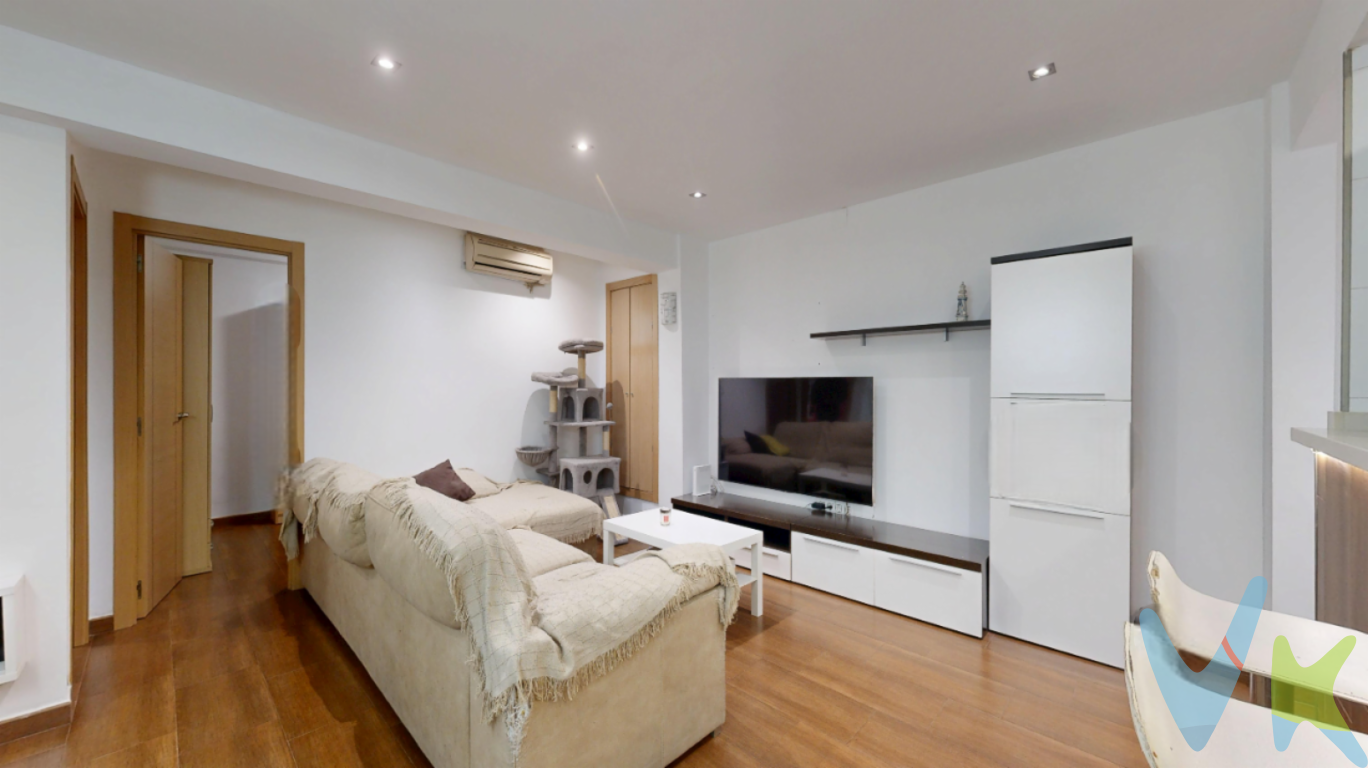 VIVIENDA EN ALDAIA DE 4 HABITACIONES para entrar a vivir  Hay viviendas que destacan por sus metros y otras que conquistan por la sensación de hogar que transmiten. Este piso en Aldaia es uno de esos lugares donde cada espacio ha sido pensado para disfrutar del día a día con comodidad.  Situado en una primera planta muy cómoda sin ascensor, la vivienda ha sido reformada, combinando funcionalidad y estilo para ofrecer un ambiente acogedor y listo para entrar a vivir. La luz natural acompaña las estancias, creando un hogar agradable donde cada rincón invita a quedarse.  Cuenta con cuatro habitaciones, un espacio versátil que se adapta fácilmente a las necesidades de una familia, a quienes necesitan despacho para teletrabajar o simplemente a quienes valoran disponer de habitaciones extra. El conjunto se completa con un baño reformado, cocina con práctica galería y una distribución práctica que aprovecha cada metro de la vivienda.  Una oportunidad para quienes buscan amplitud, reforma y una vivienda con carácter en Aldaia, en un entorno con todos los servicios y bien comunicado.  Si tienes que vender antes tu vivienda, llámanos y te asesoramos cómo hacerlo para además tener los mínimos gastos posibles y todas las garantías.  Agencia Registrada con el nº00516 en el Registro Obligatorio de Agentes Inmobiliarios de la Comunidad Valenciana    Por mandato expreso del propietario, COMERCIALIZAMOS ESTE INMUEBLE EN EXCLUSIVA, lo que le garantiza el acceso a toda la información, a un servicio de calidad, un trato fácil, sencillo y sin interferencias de terceros. Por este motivo, se ruega NO MOLESTAR AL PROPIETARIO, a los ocupantes de la propiedad o a los vecinos. Muchas gracias por su comprensión.   La oferta está sujeta a cambios de precio o retirada del mercado sin previo aviso. Este anuncio en su conjunto, incluyendo textos, fotos, imágenes o cualquier otro contenido de este, no es vinculante dado que la información es ofrecida por terceros y puede contener errores. Se muestra a título informativo y no contractual.  El precio del inmueble no incluye los honorarios de la agencia que ascienden al 4%+IVA del precio final del inmueble, ni los gastos de notaría y registro de la propiedad (que están sujetos a aranceles y varían dependiendo del precio de escrituración), ni los impuestos (que en la Comunitat Valenciana varían dependiendo del precio del inmueble y de las características personales del comprador).  Esta propiedad se pone a la venta con toda la documentación comprobada y en regla, por lo que ofrecemos GARANTIAS a los compradores