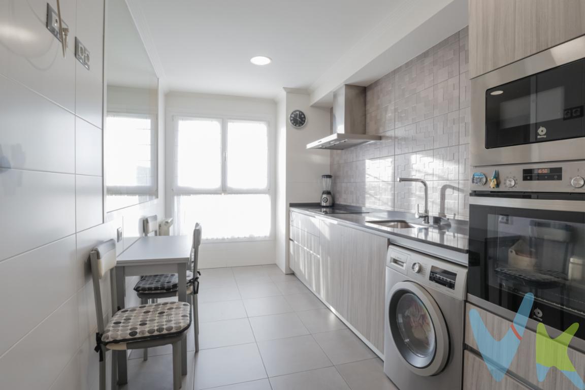 Piso en venta Torre de Horizón La Calzada Gijón.Oportunidad única de adquirir un excepcional piso con una espectacular terraza en la encantadora ciudad de Gijón. Ubicado en La Calzada , este inmueble se levanta en la planta 13 de un moderno edificio que fue construido en el año 2020, garantizando así las más innovadoras prestaciones y un diseño contemporáneo. Ideal para quienes buscan un refugio que combine confort y estilo, este piso está a la espera de convertirse en su próximo hogar.Con sus 77 metros útiles y 87 metros construidos, el espacio está aprovechado al máximo para ofrecer una experiencia de vida sin igual. El piso cuenta con dos acogedoras habitaciones (una de ellas en suite) armarios empotrados con gran capacidad de almacenaje. Muy luminosas creando un ambiente cálido y confortable.Salón-comedor grande con grandes ventanales y acceso directo a una espectacular terraza en esquina donde podrás disfrutar de unas impresionantes vistas a la ciudad, ideal para relajarte después de un duro día de trabajo.La cocina para dar mas sensación de amplitud está separada del salón por un cristal. Totalmente equipada, con mobiliario de diseño, todos los electrodomésticos horno, microondas, placa vitrocerámica, campana extractora, frigorífico y lavavajillas son de Balay. 2 baños completos uno con plato de ducha y otro con bañera.La excelente distribución invita a la comodidad y tranquilidad en cada uno de sus rincones, siendo perfecta tanto para familias pequeñas como para parejas que aprecian el espacio extra.Calefacción central individual. La vivienda dispone de un sistema centralizado con bomba de calor aerotérmica para cubrir la demanda de agua caliente.La carpintería con rotura de puente térmico y doble acristalamiento con cámara de aire reduce notablemente el intercambio de energía y ruido con el exterior, asegurando el confort.La ventilación de las viviendas con recuperador de calor permite la renovación constante del aire interior mediante la extracción desde baños y cocina e impulsión de aire nuevo filtrado desde dormitorios y salón.Supone además la mejora del aislamiento acústico en la vivienda, al no ser necesario mantener las ventanas abiertas para una correcta ventilación y evita la aparición de molestas corrientes de aire en el interior de la vivienda.Orientación SurGimnasio totalmente equipado, para ponerte en forma sin salir de casa. Sala Social Gastro donde reunirte y disfrutar con tus familiares y amigos. Ludoteca para la diversión de los más pequeños. Cuarto para que puedas disfrutar de tu bici en cualquier momento.Cámaras de vigilancia en el portal.Garaje. Trastero.Los detalles modernos del inmueble no terminan aquí. El edificio dispone de dos ascensores de 9 plazas, lo que asegura un acceso fácil y sin complicaciones hasta el piso 13, donde se despliega una impresionante vista de la ciudad.Para quienes poseen vehículo propio, el piso incluye un garaje, un bien cada vez más preciado en las zonas urbanas que asegura un estacionamiento rápido y seguro. Además, dispone de un trastero, ideal para el almacenaje de aquellas pertenencias que no necesitemos en el día a día, manteniendo así el orden y maximización del espacio doméstico.La comunicación es un punto fuerte de esta propiedad. La proximidad de servicios de transporte público, tanto tren como autobús, asegura conexiones rápidas y fáciles con el resto de la ciudad, haciendo de este lugar un punto estratégico para moverse a cualquier parte de Gijón y sus alrededores.Cabe destacar que la cercanía a colegios, supermercados, centros de salud y zonas comerciales incrementa la comodidad de vivir en esta área. Es un entorno que ofrece todas las facilidades que se puedan requerir para cubrir las necesidades del día a día. Además, la zona cuenta con diversas opciones de ocio y entretenimiento, proporcionando alternativas para disfrutar en familia o con amigos sin tener que alejarse demasiado de casa.Su ubicación en un entorno natural único y rodeado de amplias zonas verdes públicas le permitirá disfrutar de la naturaleza, el deporte y la vida al aire libre.La ubicación es inmejorable, a tan solo 20 minutos caminando de la preciosa playa del Arbeyal, Club de Natación Santa Olaya y Cine Yelmo Ocimax.No te pierdas la oportunidad de visitar esta joya arquitectónica, donde cada detalle ha sido pensado para ofrecer lo mejor en calidad de vida. Un hogar que combina la tranquilidad de la naturaleza con las comodidades de la vida urbana moderna, todo ello envuelto en un entorno seguro y acogedor. Le invitamos a concertar una visita para experimentarlo por ti mismo y dejarte seducir por todo lo que este espectacular piso tiene para ofrecer. No esperes más, tu futuro hogar te está esperando en La Calzada, Gijón. 