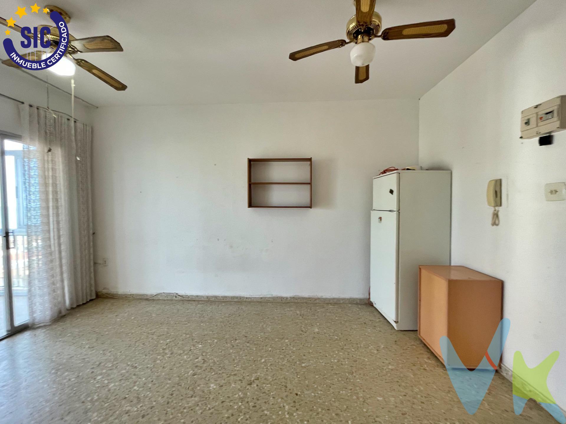 En Venta Coqueto Apartamento en Mareny Blau con vistas al mar y la Albufera. Imagina despertar cada día con la brisa marina y unas vistas privilegiadas al Mediterráneo y la Albufera. Este acogedor apartamento en Mareny Blau (Sueca) te ofrece la oportunidad de disfrutar de un entorno único, a solo 3 minutos andando de la playa, en una zona tranquila y con un ambiente familiar. Situado en la séptima planta de un edificio con ascensor construido en 1972, el inmueble cuenta con 53 m² construidos según Catastro, distribuidos en 1 dormitorio, 1 baño y un luminoso salón-comedor. Lo que hace tan especial a este hogar es su amplia terraza acristalada, accesible tanto desde el salón como desde el dormitorio, un rincón perfecto para relajarse mientras contemplas los atardeceres sobre la Albufera o el azul infinito del mar. El edificio dispone de servicio de conserjería, lo que aporta comodidad y seguridad a sus residentes. Además, en el precio se incluyen acciones del club social, ubicado a pocos metros del edificio, donde podrás disfrutar de sus instalaciones exclusivas, que incluyen piscina, bar y canchas de tenis. El apartamento se encuentra para reformar, ofreciéndote la posibilidad de diseñarlo a tu gusto y convertirlo en el refugio perfecto junto al mar. Si buscas un lugar donde desconectar, con unas vistas inigualables, servicios exclusivos y a pocos pasos de la playa, ¡esta es tu oportunidad!. La descripción del presente inmueble e imágenes tienen mero carácter informativo y en ningún caso carácter contractual, pudiendo ser modificados por la inmobiliaria comercializadora sin que ello implique responsabilidad alguna frente a terceros. En el precio de venta a público, esta propiedad NO incluye los gastos de adquisición (Notario, registro, gestión, honorarios, etc…).