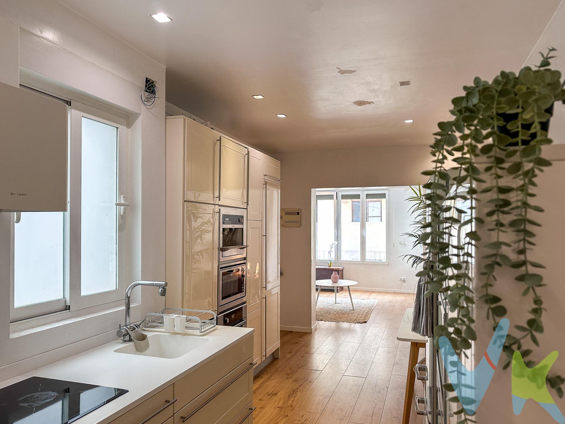 Presentamos una excepcional vivienda de altas calidades en pleno centro de Castellón. Con un área construida de 97 m2, esta propiedad se encuentra ubicada en un primer piso sin ascensor y ofrece comodidad y estilo. La distribución incluye un acogedor hall que da paso a un amplio comedor salón, así como a una moderna cocina tipo office completamente equipada con electrodomésticos e instalación para descalcificador del agua. Las ventanas climalit motorizadas garantizan aislamiento térmico y acústico, acompañadas por mosquiteras para mayor confort. El suelo laminado y termico proporciona elegancia y funcionalidad al mismo tiempo. Su baño principal cuenta con ducha; mientras que la habitación de matrimonio dispone de armarios empotrados y acceso a su propio baño privado equipado con bañera de hidromasaje. Los espacios están optimizados gracias a las dos habitaciones adicionales equipadas con camas abatibles e igualmente provistas de armarios empotrados. Dispone también aire acondicionado tanto en la zona comedor salón y cocina, como en el dormitorio principal. Por si fuera poco, podrás disfrutar del espacio exterior donde encontrarás azotea accesible ideal para tender ropa junto al trastero incluido. En resumen: calidad superior justo donde quieres estar. Este inmueble es en exclusiva, con lo que le facilitamos cualquier información sobre la vivienda. Por este motivo, solicitamos no molesten al propietario, ocupantes de la propiedad o vecinos de la comunidad. En todos los casos los precios expuestos son más impuestos y gastos derivados de la transmisión del inmueble.