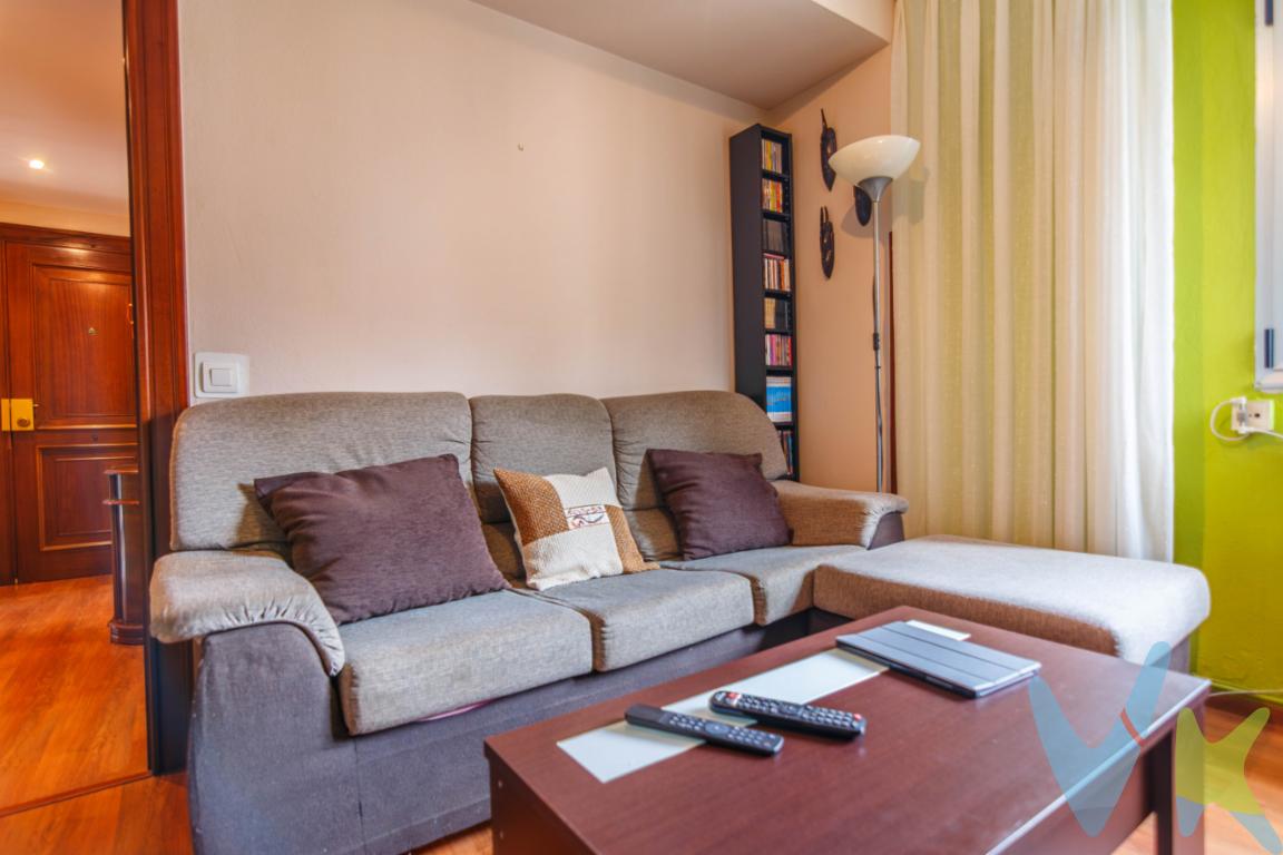 En la calle Fuerte Viejo, en pleno barrio de Cimadevilla, encontramos esta vivienda situada en pleno casco histórico , muy cerca de la Playa de San Lorenzo, el puerto deportivo y algunos de los rincones más representativos de Gijón.El piso cuenta con 77 m² construidos y 56 m² útiles. Está distribuido en dos amplios y luminosos dormitorios, salón, cocina independiente con electrodomésticos y salida a una pequeña terraza, y  baño completo con ventana.La vivienda fue tottalmente reformada en 1999 y dispone de calefacción y agua caliente individual mediante gas, ventanas de PVC con climalit, armarios empotrados y suelos de tarima y cerámica.Se encuentra en la tercera planta de un edificio construido en 1964 cuya fachada, ahora ventilada  ha sido rehabilitada. Actualmente no dispone de ascensor. La comunidad ha mantenido diferentes reuniones para estudiar su posible instalación, aunque por el momento no existe un acuerdo aprobado.En la planta baja dispone de  trastero  y de una zona comunitaria destinada al almacenamiento de bicicletas.Su orientación noroeste  y sur y su ubicación permiten disfrutar de la vida de Cimadevilla, con el centro de Gijón, la playa de San Lorenzo, el puerto deportivo y diferentes zonas de ocio y restauración a poca distancia.Una opción para quienes buscan una vivienda de dos dormitorios en uno de los barrios con más personalidad de Gijón, ya sea como residencia habitual o como segunda vivienda.Características principales:* 77 m² construidos.* 56 m² útiles.* Dos dormitorios.* Sala.* Cocina independiente con pequeña terraza.* Un baño.* Tercera planta sin ascensor.* Trastero sin numerar en la planta baja.* Zona comunitaria para bicicletas.* Fachada rehabilitada.* Reforma realizada en 1999.* Calefacción individual de gas.* Ventanas de PVC con climalit.* Comunidad: 50  mensuales.* IBI: 217  anuales.* Certificado energético letra EPrecio: 199.000 , sin gastos ni impuestos incluidos. El precio de venta no incluye los gastos e impuestos derivados de la operación. Corresponden al comprador el pago del Impuesto sobre Transmisiones Patrimoniales (ITP), calculado sobre el valor más alto entre el precio de venta y el valor de referencia catastral, así como los honorarios de notaría y registro según aranceles oficiales, teniendo el comprador libertad para elegir notario. Para consultar los porcentajes del ITP en Asturias puede hacerlo a través de la web oficial de servicios tributarios del Principado de Asturias https://sede.tributasenasturias.es/sites/sede/default/es_ES/Que-quieres hacer/Transmisiones-Patrimoniales-y-AJD. Asimismo, el comprador asumirá los gastos de tasación y costes bancarios si precisa hipoteca. Por su parte, el vendedor asumirá el pago de la plusvalía municipal y los honorarios de intermediación. Este anuncio es meramente informativo y los interesados tienen derecho a solicitar la documentación adicional del inmueble conforme a la normativa vigente. 