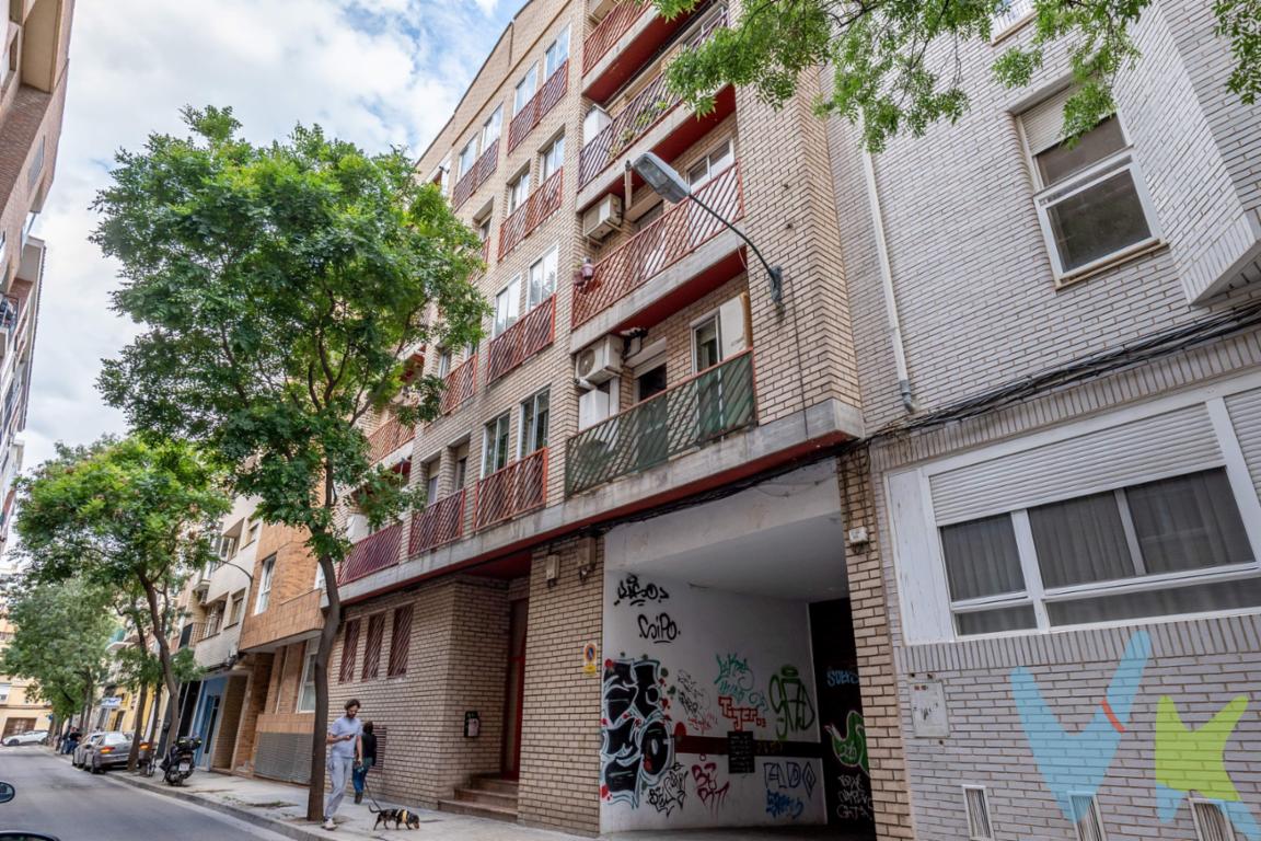 ¿Buscas esa combinación perfecta entre una zona residencial tranquila y la comodidad de tenerlo todo a mano? Este piso exterior, ubicado en la demandada calle Lasala Valdés, en pleno barrio de Ruiseñores, es de esas oportunidades que no se ven todos los días. Si estás pensando en comprar un piso en Ruiseñores (Zaragoza) que te ofrezca espacio para toda la familia y te ahorre los dolores de cabeza de buscar aparcamiento, quédate a leer. Bienestar y el clima perfecto durante todo el año. Una de las grandes ventajas de esta vivienda es que está completamente preparada para que disfrutes de la temperatura ideal, sea la estación que sea:. Calor de hogar en invierno: Olvídate del frío gracias a su sistema de calefacción por radiadores, que distribuye el calor de forma homogénea y acogedora por toda la casa. Frescor en el verano de Zaragoza: Cuenta con aire acondicionado por conductos, una solución invisible y estética para mantener la casa fresca en los meses más calurosos sin ruidosos aparatos a la vista. Distribución inteligente y luz natural. Al ser un piso exterior con suelos de parquet, la luz natural potencia la calidez de cada rincón. 3 Dormitorios: Cuenta con tres habitaciones (una de ellas doble, perfecta como dormitorio principal). Los otros dos dormitorios son ideales para los niños, para montar tu despacho si teletrabajas o un vestidor. Cocina independiente con galería: Desde la cocina y desde uno de los dormitorios tienes acceso a una pequeña galería, un espacio de desahogo muy práctico para utilizar como zona de tendido o almacenaje extra, además de aportar una excelente ventilación cruzada. Baño completo y funcional para el día a día. Comodidad absoluta: Finca con ascensor y garaje. Quien conoce el barrio de Ruiseñores sabe que encontrar aparcamiento puede ser una misión imposible. Por eso, este piso incluye una plaza de garaje en la misma finca, un valor añadido que te hará la vida muchísimo más fácil. Además, el edificio está equipado con ascensor y cuenta con pocos gastos de comunidad, lo que te garantiza mantener los costes mensuales bajo control. Resumen de características:. Ubicación prime: Barrio de Ruiseñores, calle Lasala Valdés. Espacio: 3 dormitorios (1 doble), 1 baño y cocina independiente. Confort: Calefacción por radiadores, aire acondicionado por conductos y suelos de parquet. Extras: Piso exterior, pequeña galería práctica, finca con ascensor y plaza de garaje incluida. Las viviendas con garaje en este entorno residencial vuelan. Si quieres visitarlo antes de que se reserve, contacta con nosotros hoy mismo. Precio y Gastos:. En el precio de venta publicado no se  incluyen los impuestos legalmente establecidos ni gastos derivados de la compraventa y de la inscripción del inmueble (I.T.P., Notaría y Registro de la Propiedad)