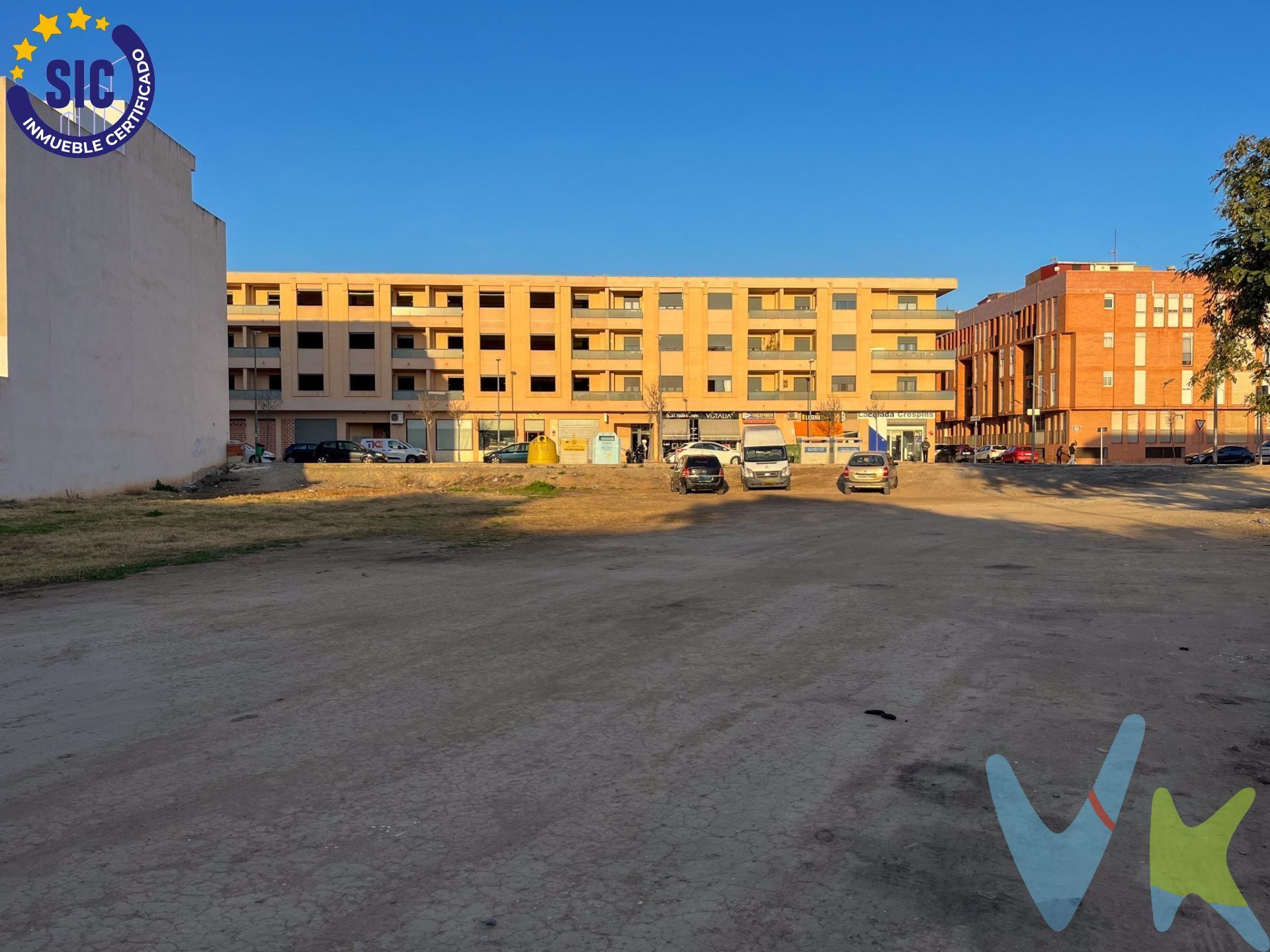 Se ofrece en venta una parcela urbana de gran tamaño ubicada en plena Av. 9 d’Octubre, una de las avenidas más amplias y consolidadas de L’Alcúdia de Crespins. El solar, con una superficie de 1.370 m², se encuentra perfectamente integrado en el núcleo urbano, con fachada amplia y accesible, ideal para una promoción plurifamiliar de media densidad con local comercial en planta baja. La ordenanza ENS-15 permite desarrollar hasta 3 plantas sobre rasante (PB + 2 alturas) con una ocupación máxima del 70% por planta, lo que da lugar a una edificabilidad estimada de hasta 2.877 m². Esta parcela destaca por su potencial edificatorio, visibilidad comercial y ubicación estratégica. Rodeada de zonas verdes, equipamientos públicos, instalaciones deportivas y servicios esenciales, está a tan solo 7 minutos andando de la estación de Cercanías RENFE, con conexión directa a Valencia. ✅ Ventajas clave para promotores:. ●	Parcela amplia y regular, sin necesidad de derribos. ●	Avenida visible, ideal para integrar local comercial en planta baja. ●	Entorno residencial consolidado, con demanda real de vivienda. ●	Excelente conectividad por tren (RENFE línea C-2) y carretera (CV-40 / A-35). ●	Posibilidad de un proyecto de 15–20 viviendas según diseño.  . 📈 ¿Buscas una promoción bien ubicada, con volumen, acceso y buena salida comercial?. 📩 Solicita ya el dossier técnico, plano urbanístico y estudio de rentabilidad. Oportunidades como esta no duran mucho. VENTA:. PVP 500.000€.  Gastos e impuestos no incluidos en el precio. La compra conlleva impuestos y gastos de formalización para el comprador. A título orientativo se informa que en segundas transmisiones el  ITP  con carácter general en  Valencia  es del  10%, pudiendo existir otros tipos impositivos atendiendo a  las circunstancias  personales del comprador u otras circunstancias previstas legalmente. Base imponible del impuesto el mayor valor entre el precio de compraventa, la tasación o el valor de referencia catastral. En cuanto a los gastos de  notaría y registro, en su caso,  suelen oscilar aprox; entre 1,5% y 2,5% (aranceles variables según precio, n.º de copias y complejidad). El comprador elige notario. Si el comprador precisase de  hipoteca: tasación, condiciones y costes bancarios serán según entidad elegida por el comprador, así como los gastos de gestoría, y cualesquiera otros gastos inherentes a la formalización de la compraventa que legalmente correspondan a la parte compradora, salvo pacto expreso en contrario con el vendedor. El consumidor tiene,  conforme a la normativa vigente, a su disposición información y documentación adicional relativa al inmueble y condiciones de la compraventa, que podrá ser consultada en C/Joaquín Costa 4, bajo 46005 Valencia o urbe2@remax.es. Honorarios de mediación inmobiliaria a cargo del  COMPRADOR: (3% del precio final de venta más IVA (21%), salvo otro pacto.); y  de VENDEDOR (según acuerdo con el mismo). . Se informa al consumidor que la agencia actúa como intermediaria inmobiliaria en la operación, estando cualquier eventual compraventa y sus condiciones sujeta a la aceptación expresa del propietario-vendedor y a la posterior formalización del correspondiente contrato.
