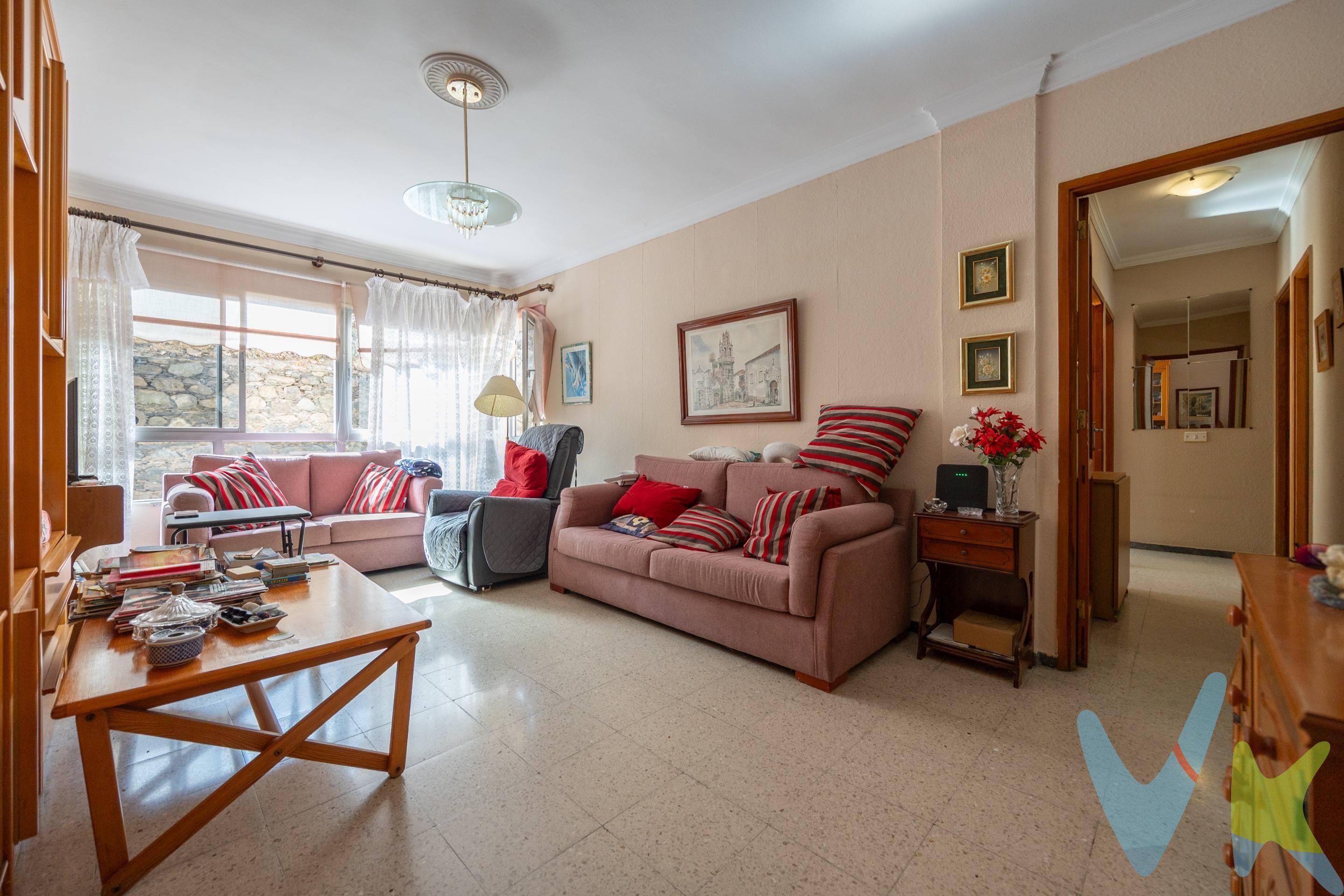 Una oportunidad singular para adquirir una vivienda en una de las zonas más consolidadas de Las Palmas de Gran Canaria. Se ofrece en NUDA PROPIEDAD esta amplia vivienda situada en la zona de Arenales, un entorno residencial plenamente consolidado, con una excelente conexión con el centro de la ciudad y rodeado de todo tipo de servicios, comercios, centros educativos y opciones de transporte. La vivienda dispone de una distribución cómoda y funcional, con tres dormitorios, un baño, un aseo, cocina independiente y salón, ofreciendo una base muy interesante para quien busca realizar una inversión inmobiliaria a medio y largo plazo. Uno de sus grandes valores añadidos es su amplia plaza de garaje, con capacidad suficiente para estacionar un vehículo y una motocicleta, una característica especialmente interesante en esta zona de la ciudad. La adquisición en nuda propiedad permite acceder a este inmueble mediante una fórmula de inversión diferente a la compraventa tradicional, por lo que resulta especialmente atractiva para compradores que buscan patrimonio, seguridad y visión a largo plazo. Una propiedad con una ubicación estratégica, buena distribución y un importante valor añadido gracias a su garaje. Si buscas una oportunidad de inversión inmobiliaria en Las Palmas de Gran Canaria y quieres conocer las condiciones de esta operación en nuda propiedad, estaremos encantados de proporcionarte toda la información y concertar una visita.
