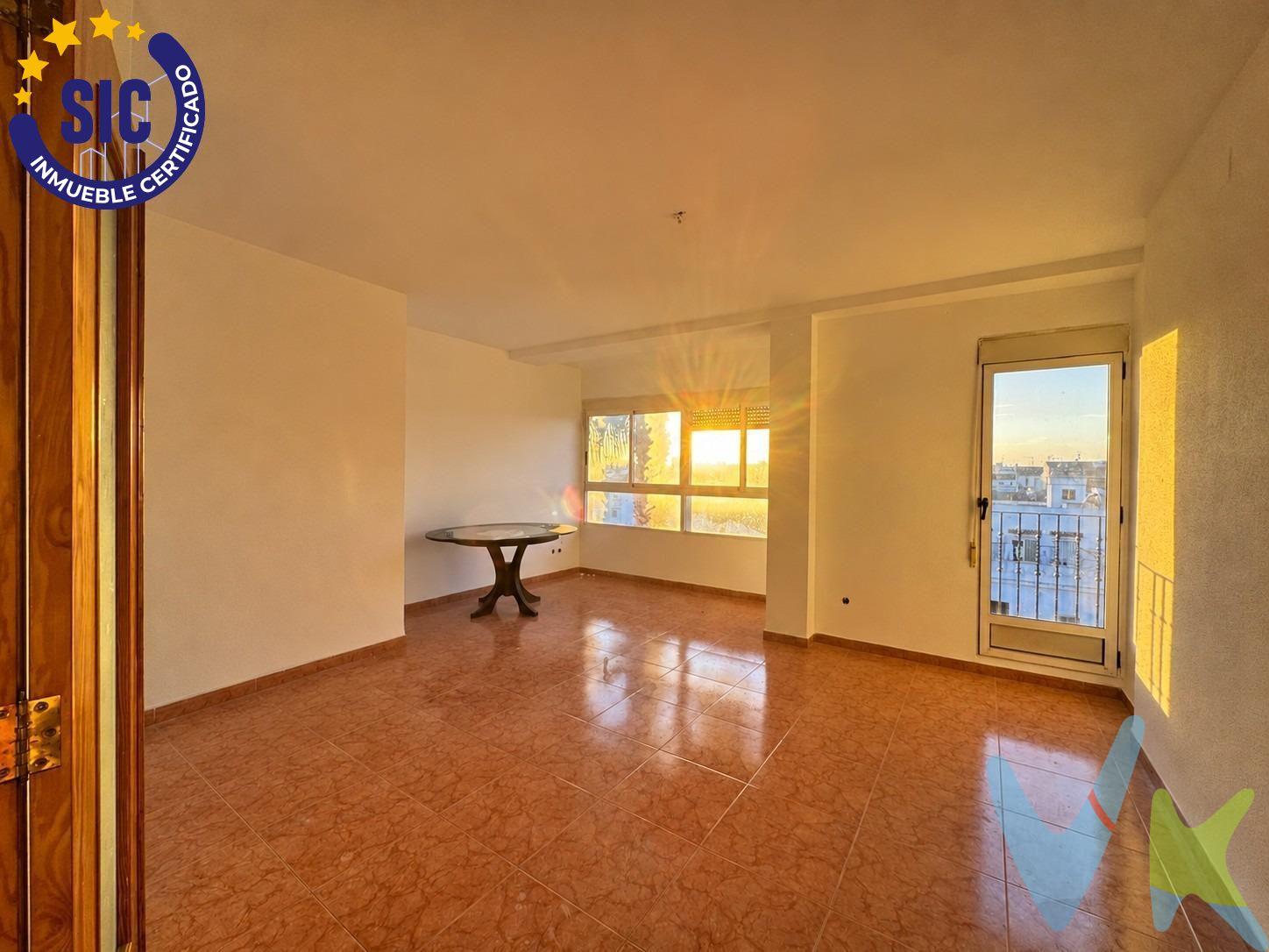 Luz, amplitud y vistas al mar en Albalat dels Sorells. Si buscas la tranquilidad de un pueblo sin alejarte de Valencia, descubre esta vivienda de tres dormitorios y dos baños en Albalat dels Sorells. Su orientación este-oeste aporta luz natural a lo largo del día y favorece la ventilación cruzada. La distribución ofrece espacio para la vida diaria y para compartir: un salón luminoso, comedor independiente, cocina amplia con capacidad de almacenamiento y un balcón con vistas despejadas al mar. Albalat dels Sorells conserva el ambiente cercano de un pueblo y cuenta con comercios, centros educativos, servicios de salud y espacios para disfrutar en familia. La estación de Metrovalencia y el acceso a la V-21 facilitan los desplazamientos a Valencia; además, las playas de la zona quedan a poca distancia en coche. Una vivienda para disfrutar de la luz, el espacio y la cercanía al mar. Contacta con nosotros para concertar una visita. Si estás buscando un hogar donde disfrutar de la calidad de vida de un pueblo con todas las ventajas de vivir muy cerca de Valencia y del mar, esta vivienda puede ser exactamente lo que estabas esperando. Contacta con nosotros y estaremos encantados de acompañarte a descubrir tu próximo hogar. En cumplimiento de la Ley 10/2025, de Servicios de Atención a la Clientela, se informa que el precio de la compraventa no incluye los gastos derivados de la operación. La parte compradora deberá asumir el pago del Impuesto sobre Transmisiones Patrimoniales (ITP), según tipo vigente en la Comunidad Autónoma, así como los gastos de Notaría, Gestoría y Registro de la Propiedad. Los honorarios de intermediación inmobiliaria, en su caso, serán a cargo de la parte compradora conforme al correspondiente documento de información precontractual, pudiendo ascender al 4 %más IVA, del precio de compraventa más los impuestos aplicables. 