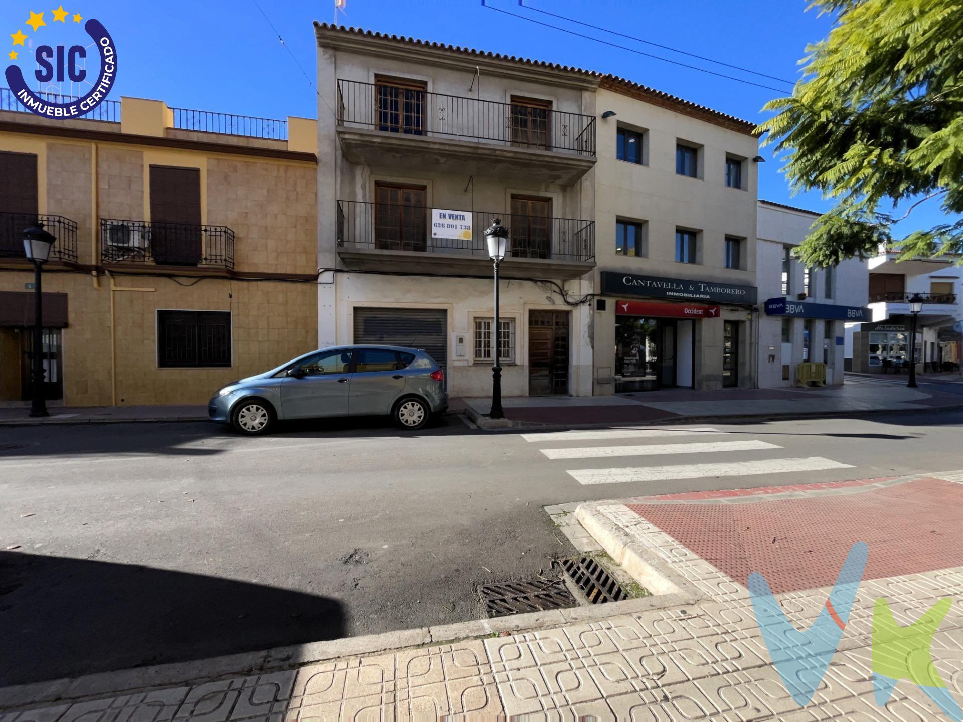 En pleno centro, esta casa adosada te ofrece un lienzo en blanco para crear exactamente lo que necesitas. Actualmente en bruto, puedes transformarla en una vivienda unifamiliar a tu gusto o dividirla en dos pisos independientes, uno por planta, con todas las ventajas de vivir o alquilar en la ciudad. La planta baja permite incluso habilitar un garaje, añadiendo comodidad y valor. Es la opción perfecta para quienes buscan un hogar único, adaptado a su estilo de vida, o para inversores que quieran reformar y aprovechar la alta demanda de alquiler de la zona. Con todos los servicios a mano y excelente comunicación, esta propiedad combina ubicación estratégica, flexibilidad y potencial de rentabilidad. La ubicación es excelente, a poca distancia de la playa y rodeado de todos los servicios básicos que ofrece Oropesa del Mar: supermercados, colegio, centro médico, comercios locales y zonas infantiles. Una inversión que no solo se compra, sino que se transforma en lo que tú decidas: hogar, negocio o ambos. . (*) Cláusula de Transparencia y Desglose de Gastos. En cumplimiento de las obligaciones de información previstas en la Ley 10/2025, de 28 de diciembre, de servicios de atención a la clientela y transparencia, así como en la normativa sectorial vigente, se hace constar que el precio indicado no incluye los gastos e impuestos inherentes a la adquisición, los cuales se desglosan a continuación:. - Impuesto sobre Transmisiones Patrimoniales (ITP): Se aplicará el tipo impositivo vigente en la Comunidad Valenciana, generalmente el 10%, sin perjuicio de tipos reducidos aplicables según las circunstancias personales del comprador o las características del inmueble. El impuesto se devenga sobre el Valor de Referencia Catastral o el precio de venta, aquel que resulte superior. Para una información exhaustiva sobre el funcionamiento, tipos impositivos y bonificaciones del ITP, puede consultar el portal oficial de la Agencia Tributaria autonómica en el siguiente enlace: www.atv.gva.es/es/itpajd. - Gastos de Notaría: Los honorarios notariales se calcularán conforme al arancel oficial regulado en el Anexo I, del Real Decreto 1426/1989, de 17 de noviembre, por el que se aprueba el arancel Notarial. - Gastos de Registro: La inscripción en el Registro de la Propiedad se facturará según el arancel oficial establecido en el Anexo I, del Real Decreto 1427/1989, de 17 de noviembre, por el que se aprueba el arancel de los Registradores de la Propiedad. - Gastos de Gestión: Los honorarios por la tramitación administrativa, liquidación de impuestos e inscripción registral, en el supuesto de ser a cargo de la agencia inmobiliaria, ascienden a 302,50 € (IVA incluido). - Honorarios Agencia del Vendedor: incluidos en el precio publicado. - Honorarios Agencia del Comprador: Se informa que eventualmente podrían existir honorarios profesionales a cargo del adquirente, en aquellos casos en que se hubieran contratado previamente los servicios específicos del encargo de compra y en ningún caso estarán vinculados al precio.