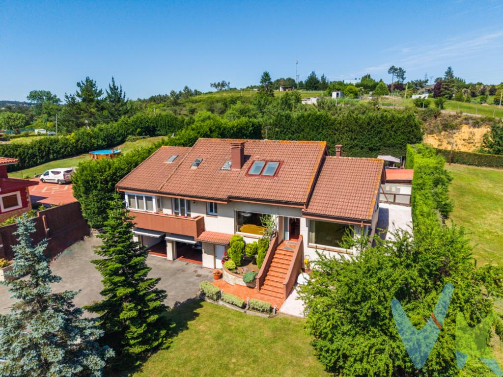 Si estás buscando el hogar de tus sueños, ¡te presentamos esta propiedad única en Santa Rosa, Fonciello!Presentamos este espectacular chalet independiente que combina a la perfección una sólida y elegante construcción del año 2006 con un estado de conservación impecable (listo para entrar a vivir). Con 506 m² construidos (480 m² útiles) distribuidos estratégicamente en dos alturas más sótano, esta propiedad destaca por la generosidad de sus espacios y su extraordinaria luminosidad natural.Ubicada sobre una magnífica parcela completamente llana, la zona exterior se convierte en tu oasis privado ideal para disfrutar en familia. Dispone de un acogedor cenador de madera, perfecto para barbacoas y veladas inolvidables, y una fantástica piscina desmontable en perfecto estado donde refrescarse durante los meses de verano con total privacidad.El interior de la vivienda destaca por su amplitud:Planta Primera (Principal): El auténtico corazón de la casa. Dispone de un amplio salón comedor a doble altura, de una impresionante cocina independiente con un precioso ventanal poligonal que inunda el espacio de luz, despensa con zona de lavado, y dormitorios dobles muy espaciosos. Entre ellos destaca una imponente suite principal con vestidor privado y baño integrado. Cuenta también con zona de lavadero independiente y varios cuartos de baño completos distribuidos para el máximo confort.Planta Alta (Bajo Cubierta): Un refugio íntimo y acogedor con techos abuhardillados de madera, dotado de 1 amplio dormitorio y un cuarto de baño completo independiente, ideal para invitados, zona de juegos o despacho.Planta Sótano: Un desahogo excepcional para la casa. Alberga un garaje doble con dos accesos independientes (dos portones) con espacio holgado para dos vehículos grandes, además de espacio extra de almacenaje, bodega o taller.Una oportunidad única en una de las zonas residenciales más tranquilas, seguras y mejor comunicadas de Asturias (a un paso de Oviedo, Gijón y Avilés). ¡Ven a visitarlo y déjate cautivar! PRECIO DE VENTA SIN GASTOS NI IMPUESTOS INCLUIDOS: El precio de venta no incluye los gastos e impuestos derivados de la operación. Corresponden al comprador el pago del Impuesto sobre Transmisiones Patrimoniales (ITP), calculado sobre el valor más alto entre el precio de venta y el valor de referencia catastral, así como los honorarios de notaría y registro según aranceles oficiales, teniendo el comprador libertad para elegir notario. Para consultar los porcentajes del ITP en Asturias puede hacerlo a través de la web oficial de servicios tributarios del Principado de Asturias https://sede.tributasenasturias.es/sites/sede/default/es_ES/Que-quiereshacer/Transmisiones-Patrimoniales-y-AJD. Asimismo, el comprador asumirá los gastos de tasación y costes bancarios si precisa hipoteca. Por su parte, el vendedor asumirá el pago de la plusvalía municipal y los honorarios de intermediación. Este anuncio es meramente informativo y los interesados tienen derecho a solicitar la documentación adicional del inmueble conforme a la normativa vigente.   