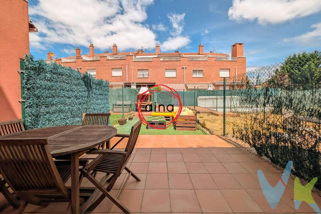 Hay hogares que ofrecen espacio… y otros que además regalan calidad de vida. Este chalet es uno de ellos.
Ubicado en una tranquila y consolidada zona residencial de Zizur Mayor, este magnífico chalet adosado de cuatro plantas destaca por contar con una zona de jardín privado con sol desde primera hora de la mañana y hasta última hora de la tarde, con 218 m2 construidos y 171 m2 útiles, su excelente distribución y por ofrecer el equilibrio perfecto entre espacios interiores y exteriores para disfrutar en familia.
Desde el primer momento, la vivienda transmite una agradable sensación de hogar. Cada planta ha sido diseñada para aprovechar al máximo el espacio, creando estancias amplias, luminosas y muy funcionales.
En la planta baja encontramos un práctico aseo de cortesía, una amplia cocina independiente de 12,50 m², completamente equipada y con espacio para el día a día, y un espectacular salón-comedor de casi 30 m², una estancia muy luminosa con salida directa a la terraza y al jardín privado que cuenta con barbacoa.
El jardín, con orientación este-oeste, es uno de los grandes protagonistas de la vivienda, permitiendo disfrutar del sol tanto por la mañana como por la tarde. Un espacio perfecto para relajarse, organizar comidas al aire libre o disfrutar con los más pequeños de la casa.
La primera planta alberga la zona de descanso, compuesta por un distribuidor, un baño completo y dos amplios dormitorios de 17,55 m² y 15,85 m², este último con acceso a un acogedor balcón, ideal para disfrutar de un momento de tranquilidad.
La última planta sorprende con un fantástico dormitorio abuhardillado de 25 m², un espacio lleno de posibilidades que puede convertirse en una magnífica suite principal, zona de trabajo o sala de ocio. Además, dispone de una espectacular terraza privada de 14 m², orientada al sureste, donde disfrutar del sol desde primera hora del día.
En el sótano encontramos un amplio garaje de 48 m², con capacidad para varios vehículos y una práctica zona equipada con una pequeña cocina, perfecta para acondicionar un acogedor txoko y convertirlo en el lugar ideal para reuniones familiares y con amigos.
Una ubicación para disfrutar del día a día
La vivienda se encuentra en una de las zonas residenciales más demandadas de Zizur Mayor, un entorno tranquilo y familiar con todos los servicios a escasos minutos a pie: colegios, instituto, supermercados, polideportivo, piscinas, farmacias, zonas verdes y excelentes comunicaciones con Pamplona.
Una vivienda pensada para quienes buscan amplitud, comodidad, espacios exteriores y una ubicación privilegiada, sin renunciar a la tranquilidad de vivir en un entorno residencial consolidado.
Si buscas un chalet donde cada estancia tenga su propio protagonismo, con un gran jardín, varias terrazas, un amplio garaje y el espacio que tu familia necesita, esta puede ser la oportunidad que estabas esperando.

INFORMACIÓN LEGAL A TENER EN CUENTA
ℹ️ Los datos, superficies y planos reflejados tienen carácter orientativo y meramente informativo, sin valor contractual.
El precio de venta no incluye impuestos ni gastos derivados de la transmisión.
La compra de la vivienda conlleva, entre otros, los siguientes gastos para la parte compradora:


6% Impuesto sobre Transmisiones Patrimoniales (ITP), según la normativa vigente y las circunstancias fiscales del comprador.


+- 1,5% Gastos de Notaría y Registro.


Gastos financieros en caso de financiación mediante préstamo hipotecario.


Los honorarios de intermediación inmobiliaria son asumidos íntegramente por la parte vendedora.
¡El comprador no paga honorarios de agencia!