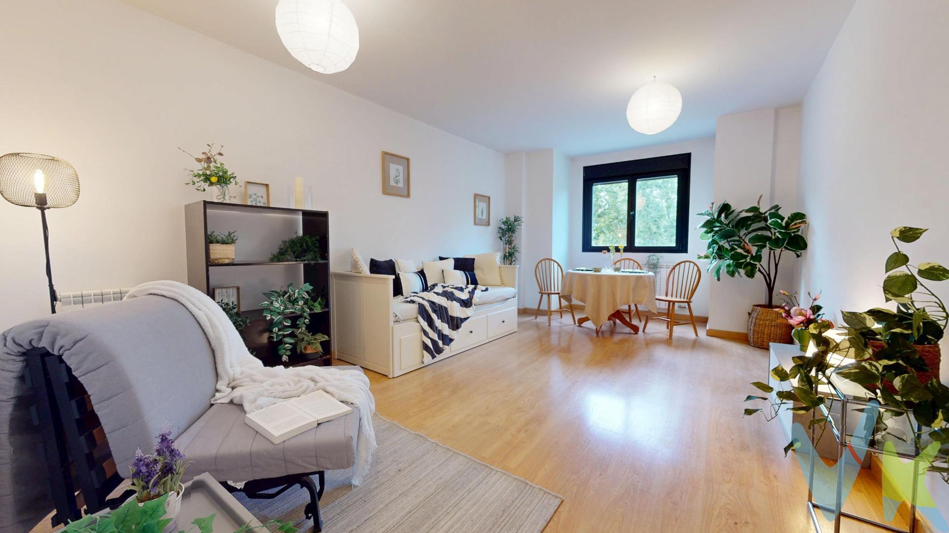 Calle Las Fuentes. Te presentamos esta estupenda vivienda ubicada en una de las zonas más tranquilas y bien comunicadas de Utebo, perfecta tanto si buscas tu primera casa como si deseas invertir con acierto. 🏡 Su distribución: 2 dormitorios, uno de ellos tipo suite con su propio baño completo con bañera (para esos baños de espuma que te mereces). Segundo baño con plato de ducha, práctico y funcional para el día a día. Salón de 22 m², amplio y luminoso, con espacio de sobra para relajarte, invitar a amigos o montar un rincón de teletrabajo.Cocina independiente, totalmente funcional, lista para tus mejores recetas. Orientación este, para que el sol de la mañana te acompañe al despertar. 🏢 Situado en una finca de 2007 con ascensor y con una comodidad imprescindible: plaza de garaje de acceso directo, ¡di adiós a buscar aparcamiento!. 🌳 Todo a mano:. Vivir en Utebo es disfrutar de un entorno tranquilo con todos los servicios: supermercados, institutos, colegios, zonas verdes y deportivas, y una comunicación excelente con Zaragoza gracias a autobuses urbanos y cercanías. ¿List@ para enamorarte? Ven a verlo y siente que ya has llegado a casa. Porque no todos los pisos tienen alma.. ¡Este sí!. **Gastos de compraventa e intermediación no incluidos.