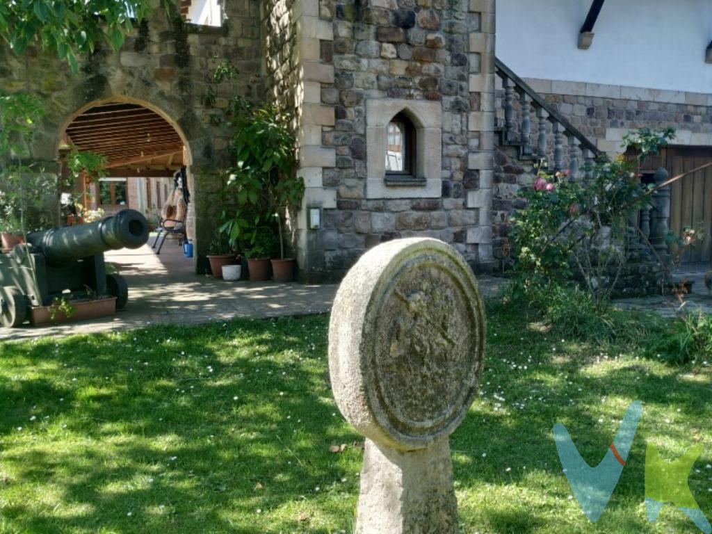 Espectacular vivienda rodeada de un magnífico jardín de unos 1690m2, con vallado de piedra a 2m. de altura, lo que le confiere una total privacidad. Reformada en 2002 con materiales de primera calidad. Bonito diseño, haciendo mención especial a sus revestimientos de piedra y sus trabajadas ventanas del mismo material que adornan su fachada frontal. En la planta baja cuenta con un fantástico txoco de unos 45m², aseo y garaje para 2 coches. En la planta primera cuenta con un luminoso salón-comedor, cocina, un despacho, 1 dormitorio, zona de lavandería y un baño. En el bajo cubierta encontramos el dormitorio principal con vestidor y baño y otros 2 dormitorios que comparten un baño. También hay que destacar el fantástico porche en forma de L, donde poder disfrutar de tus ratos de ocio con familiares y amigos. En un lateral de la parcela, dispone de un amplio edificio anexo, de unos 120m², actualmente usado como garaje (con capacidad para 4 vehículos), y amplio almacén, aunque podría destinarse a otros usos, incluso como casa de invitados, etc. Situada en Cabezón de la Sal, población dotada de todo tipo de servicios, y a pocos kilómetros de las bonitas playas de Comillas y San Vicente de la Barquera. Fácil acceso a la autovía. ¡No lo pienses más y solicita una visita!Gastos e Impuestos no incluidos en el precio. Compra sujeta a ITP. El comprador se hará cargo de los costes de la escritura e inscripción en el Registro de la Propiedad.Más información sobre transparencia, impuestos, gastos y condiciones de compraventa en nuestra web www.activanorte.com