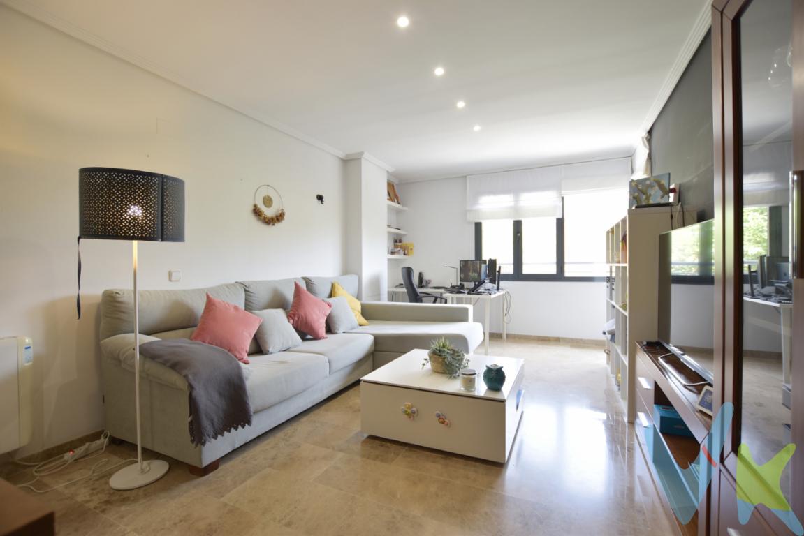 ¿Te gustaría vivir en uno de los complejos más grandes de la ciudad de Valencia? Las viviendas aquí vuelan y no es para menos, ambiente de vida familiar. Complejo de más de 400 viviendas que conforman 10 torres del residencial, ubicado en la calle Alfahuir y con unas zonas comunes muy destacables para mejorar la calidad de vida de los residentes. Comenzamos: dos piscinas, una de ellas para los más pequeños de la casa, 2 pistas de pádel, una zona infantil, un club social para eventos, zonas ajardinadas y conserje 24 horas. ¿Qué más se puede pedir?  Además hay dos ascensores para cada uno de los bloques. La casa te encantará, es amor a primera vista, toda exterior, muy luminosa, con ventilación cruzada Y orientación noreste. La vivienda está situada en una primera altura, tiene una superficie de unos 95 metros construidos, delimitando muy bien la zona de día y la de noche, sin casi pasillo y con dos baños, uno de ellos en la habitación principal. Desde el salón comedor se accede a un balcón perimetral de unos 5m2, con vistas a la zonas comunes ajardinadas, verde que te quiero verde. La vivienda es perfecta para parejas o \"single\" que inician una vida en común o  incluso seniors que quieren estar cerca de sus hijos. El complejo está situado frente al Centro Comercial Arena, cerca del parque de Orriols, de más de 40.000m2, ideal para desconectar o junto al estadio del Levante U.D. Además vivirás rodeada de todo tipo de servicios, tiendas, supermercados y con una gran oferta en restauración, educativa y cultural. No te preocupes por los armarios, uno en cada uno de las 2 habitaciones, además hay calefacción por conductos, aire acondicionado, suelo de mármol y puerta blindada, entre otros.  Vivirás en la zona de Alfahuir, a 20 minutos andando del centro, cerca de las universidades, buena comunicación por transporte público, varias líneas de bús de la EMT, así con acceso rápido en coche a la Ronda Norte (Avda Hermanos Machado). Se incluye plaza de garaje con la vivienda en segundo semisótano. Seguro que te apetece visitar esta oportunidad, difícil encontrar una vivienda aquí. Así que llámanos y hablamos¿Te gustaría enterarte en primicia de nuestros inmuebles en alquiler y venta? En VIVEKU.ES los publicamos con unos días de antelación.Contamos con 30 años de experiencia acreditada y nuestro objetivo es garantizarle un servicio de compra humano, ético, de calidad, fácil y seguro. Nuestro equipo lo integran agentes con la titulación AIR (Agente Inmobiliario Registrado) y Agentes Certificadores de la categoría Premium en certificación de inmuebles y debidamente registrados en el Registro de Agentes de Intermediación de la CV (RAICV 0743). Consulte en nuestras reseñas de Google lo que opinan los clientes que ya han trabajado con nosotros.El precio NO incluye: Impuestos, gastos de Notaría, registro y honorarios de inmobiliaria. 