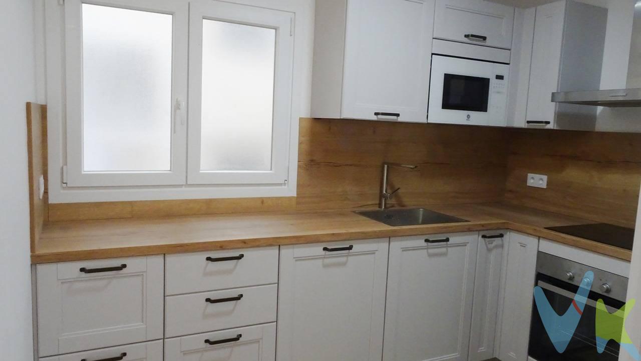 Se vende espectacular piso en la zona de Escaleritas, completamente reformado con materiales de alta calidad y un diseño moderno que combina confort y estilo. La vivienda es muy luminosa, gracias a sus grandes ventanales, consta de una amplio salón con excelente entrada de luz natural, con cuatro habitaciones espaciosas, ideales para familias , con baños modernos, reformados con acabados de alta calidad y una cocina independiente, totalmente equipada con electrodomésticos a estrenar (lavadora, lavavajillas, horno, frigorifico, termo y vitrocerámica). El piso tiene una reforma integral reciente con instalaciones, suelos y acabados actualizados. El piso consta también de luces Led integradas en todo el piso, canalización de internet y fibra en el salón y todas las habitaciones. Se encuentra  ubicado en una zona con todos los servicios: transporte público, supermercados, colegios y zonas comerciales, es perfecta para quienes buscan espacio, luz y comodidad en una de las zonas más demandadas. Los gastos e impuestos derivados de la compraventa no están incluidos en el precio. 