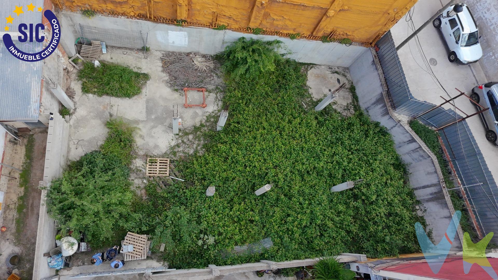 ¡Excelente oportunidad de inversión en Enguera!. Se vende este solar urbano de 250 m² con una edificabilidad estimada de 750 m², distribuidos en tres plantas: planta baja y dos plantas adicionales. Ubicado en la calle Cl Santo Tomás, 54, este terreno ofrece un gran potencial para construir tu próximo proyecto inmobiliario. La parcela permite una ocupación máxima del 100% de su superficie. El terreno se encuentra en una zona residencial con edificios bien conservados. A pocos metros, encontrarás una estación de autobuses , así como una amplia variedad de servicios y puntos de interés:. ●	Educación: A 180 metros de la Escuela Musical Santa Cecilia. ●	Comercio: A solo 60 metros de un supermercado Spar. ●	Bancos y cajas: A menos de 500 metros de bancos como Banco Santander y Caixabank. ●	Ocio: Parques cercanos como "Los Columpios" y "La Oliveta" a menos de medio kilómetro de distancia. El precio de venta es de 68.000 €, una cifra muy competitiva para el potencial que ofrece el terreno. ¡No dejes escapar esta oportunidad de construir la propiedad de tus sueños en Enguera!. ---. La descripción del presente inmueble e imágenes tienen mero carácter informativo y en ningún caso carácter contractual, pudiendo ser modificados por la inmobiliaria comercializadora sin que ello implique responsabilidad alguna frente a terceros. En el precio de venta a público, esta propiedad NO incluye los gastos de adquisición (Notario, registro, gestión, honorarios, etc…). 