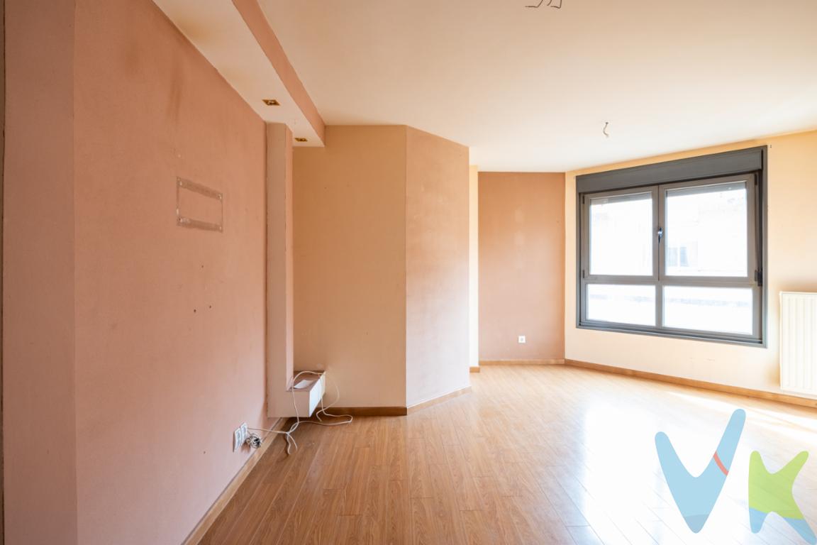  Magnífica oportunidad de adquirir un piso en el municipio de Langreo. Este inmueble ofrece dos acogedoras habitaciones y dos baños y se extiende a lo largo de 75 metros cuadrados útiles, brindando un espacio confortable y bien distribuido.Este piso está situado en la cuarta planta de un edificio moderno construido en el año 2009. El edificio tiene ascensor y gracias a su ubicación en una planta alta, el inmueble goza de una maravillosa iluminación natural que crea un ambiente cálido y acogedor.Un aspecto destacado de este piso es su excepcional conectividad a 30 min en coche a Gijón y 20 min a Oviedo, además,  la proximidad a estaciones de tren y paradas de autobús garantiza un acceso rápido y sencillo a estas dos ciudades, haciendo de esta propiedad una opción ideal tanto para el uso residencial como para inversión. Las habitaciones destacan por su amplitud y luminosidad, proporcionando espacios perfectos para descansar y relajarse. El salón es espacioso, diseñado para ser el punto central de reuniones familiares y sociales. Las ventanas son amplias, permitiendo la entrada de luz natural durante todo el día.La cocina es independiente y aunque no está amueblada dispone de huecos y espacios para elegir los electrodomésticos que más te gusten.Los alrededores de este inmueble son una invitación a disfrutar de la calidad de vida que ofrece Langreo. Las áreas verdes y la cercanía al parque natural de Redes (Reserva Natural de la Biosfera desde el 2001)  permiten disfrutar de apacibles paseos y actividades al aire libre, fomentando un estilo de vida activo y saludable. Asimismo, el acceso a servicios locales como supermercados, centros médicos y establecimientos educativos es óptimo, haciendo de este piso una muy buena elección.Este inmueble es una oportunidad irrepetible para aquellos que buscan una residencia que combine confort, estilo y una ubicación estratégica a precios competitivos. Te animamos a visitar este piso y experimentar de primera mano todo lo que tiene para ofrecer. No dejes pasar la oportunidad de convertir este espacio en tu próximo hogar o en la inversión que has estado buscando.Ponte en contacto con nosotros para concertar una visita. Asturias te espera con los brazos abiertos, no dudes más y da el paso hacia una nueva etapa en esta excelente ubicación. 