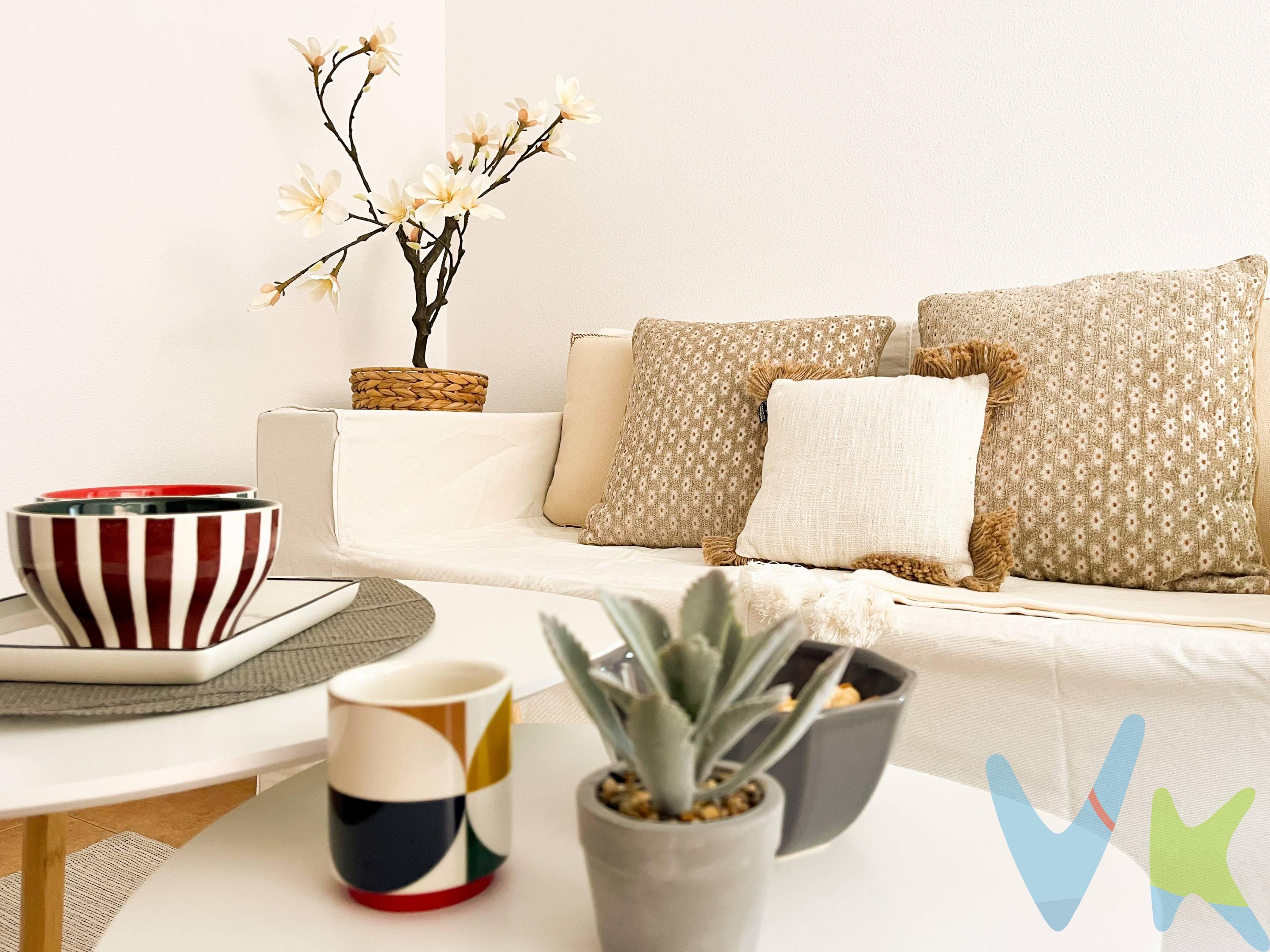 Tu próximo hogar no tiene por qué ser enorme para tenerlo todo. En Valdefierro te espera esta vivienda lista para entrar a vivir, donde cada metro está bien aprovechado: salón acogedor, cocina independiente con tendedero, dos habitaciones y baño completo. Situada en una primera planta con ascensor, cuenta además con garaje y trastero incluidos, esos extras que marcan la diferencia en el día a día. Calefacción individual de gas, aire acondicionado en el salón y la comodidad de llegar, instalarte y empezar a disfrutar. 160.000 €. Gastos e impuestos no incluidos. A título orientativo, en segundas transmisiones, el comprador abonará: Impuesto sobre Transmisiones Patrimoniales (ITP), tipo general en Aragón al 8% (*). Base de cálculo: mayor valor entre precio de compraventa o valor de referencia catastral. Gastos de Notaría y Registro: Aranceles variables según precio, número de copias y complejidad; cálculo según tarifas normativas. Si se precisa hipoteca: Tasación, condiciones y costes bancarios según entidad elegida por el comprador; así como gastos de gestoría y cualesquiera otros inherentes a la compraventa. No se incluyen otros gastos o tributos que puedan por Ley corresponder al comprador. Operación sujeta a doble mediación. Existen honorarios a cargo del comprador, salvo pacto en contrario, no incluidos en PVP. El consumidor conforme a la normativa vigente podrá solicitar información y documentación adicional relativa al inmueble, sus características, condiciones de la operación y del servicio de mediación en la oficina y/o a través de nuestro teléfono de contacto o mail. La agencia actúa exclusivamente como intermediaria en la compraventa, cuyas condiciones, en todo caso, estarán sujetas a la aceptación expresa del vendedor del inmueble y posterior formalización del contrato. La información suministrada se corresponde con la disponible a la fecha de publicación, pudiendo variar en función de las circunstancias o actualizaciones legales, contractuales y fiscales. Anuncio de carácter meramente informativo. Para una información exhaustiva sobre el funcionamiento, tipos impositivos y bonificaciones del ITP en Aragón, puede consultar el portal oficial de la Agencia Tributaria Autonómica. Tarifas notariales y registrales reguladas en el Anexo I del Real Decreto 1426/1989 y Anexo I del Real Decreto 1427/1989, respectivamente. Anuncio no vinculante, puede contener errores.