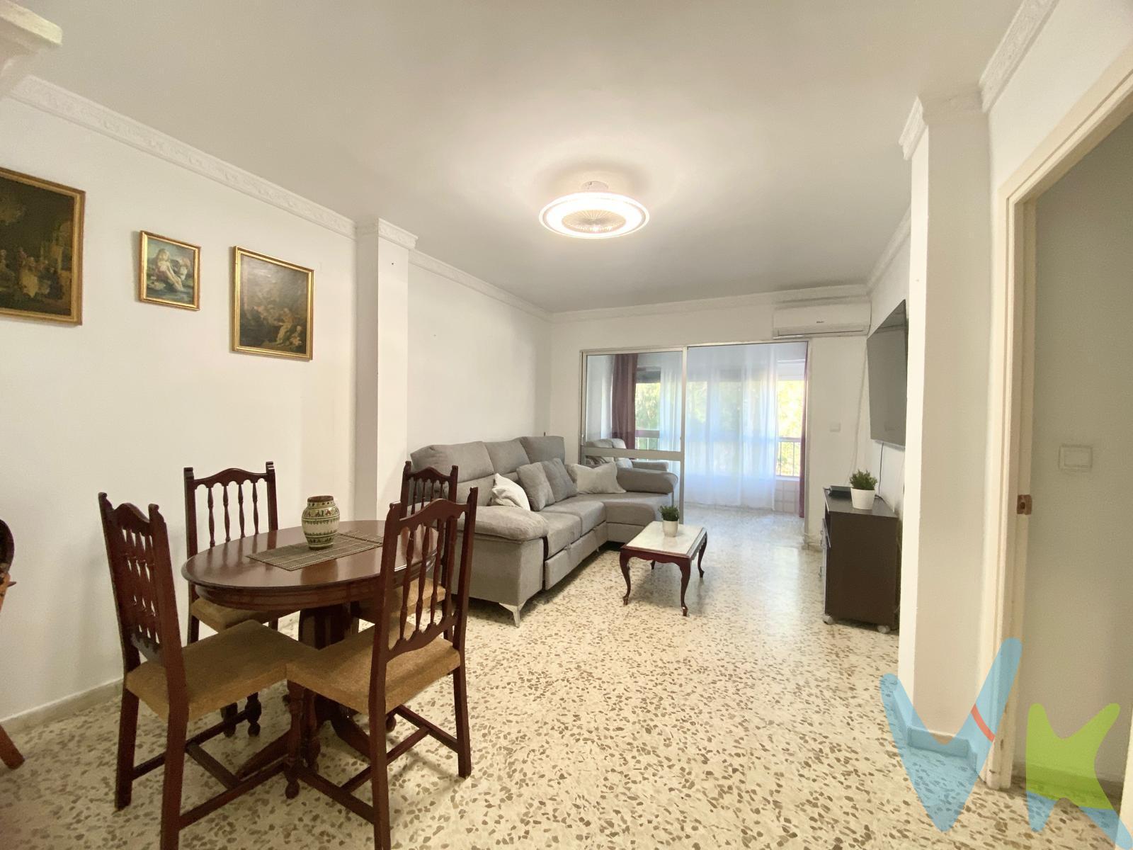 OD1241. Si quieres disfrutar de la tranquilidad sin marcharte lejos del centro… esta vivienda es para ti. Este piso en segunda planta destaca por su luminosidad y amplitud, ofreciendo un espacio cómodo y acogedor para el día a día. Dispone de 3 habitaciones, ideales tanto para familias como para quienes necesitan espacio extra para teletrabajar, invitados o despacho. Cocina independiente* con zona de lavadero y salón grande con espacio aparte como terraza acristalada. La vivienda se encuentra en un edificio cuidado, en una zona tranquila y demandada, perfecta para quienes valoran la calidad de vida. Uno de sus grandes atractivos es la azotea comunitaria con vistas al mar, un lugar perfecto para relajarse, disfrutar del aire libre o contemplar el atardecer. Además, incluye plaza de garaje subterráneo, aportando comodidad y seguridad para tu vehículo. Una vivienda que combina espacio, luz, tranquilidad y buenas vistas en un entorno agradable. *Foto de cocina y salón con decoración virtual realizada con IA. Antes/después. En cumplimiento de las obligaciones de información previstas en la Ley 10/2025, de 28 de diciembre, de servicios de atención a la clientela y transparencia, así como en la normativa sectorial vigente, el precio indicado no incluye los gastos e impuestos inherentes a la adquisición, los cuales se desglosan estimados o con posibilidad de calcularlos a continuación: . •	Impuesto de Transmisiones Patrimoniales (ITP): Se aplicará el tipo impositivo vigente en Andalucía (generalmente el 7%, sin perjuicio de tipos reducidos del 6%. 3,5%, etc.. aplicables según las circunstancias personales del comprador o las características del inmueble. Para el cálculo del impuesto la base imponible se obtendrá utilizando el mayor valor entre el precio de compra, la tasación, y el valor de referencia catastral. Puede consultar su situación personal en el portal oficial de la Agencia Tributaria de la Junta de Andalucía. •	Gastos de Notaría: La minuta se calculará según al arancel notarial oficial, Anexo I, del Real Decreto 1426/1989, de 17 de noviembre. •	Gastos de Registro de la Propiedad: La inscripción se facturará según el arancel oficial, ANEXO I, del Real Decreto 1427/1989, de 17 de noviembre. •	Gastos de Gestión por la tramitación administrativa, liquidación de impuestos e inscripción registral ascienden de forma estimativa a 363 € aprox. IVA incluido, aunque depende de cada caso, y su dificultad.	. •	La Agencia Inmobiliaria efectúa una labor de intermediación, y las condiciones finales de la compraventa quedan sujetas a la aceptación expresa de la parte vendedora y a la posterior formalización del contrato. En caso de adquirir el Inmueble, los honorarios a abonar a la Agencia Inmobiliaria serán del 3% del precio de venta + 21% de IVA. •	En caso de necesitar financiación para la operación, la obtención de la misma es ajena a la Agencia Inmobiliaria, y las condiciones y costes de la operación de financiación deberán ser solicitados a la entidad bancaria. •	El consumidor dispone de información y documentación adicional relativa al inmueble, que podrán ser solicitadas a la Agencia Inmobiliaria.