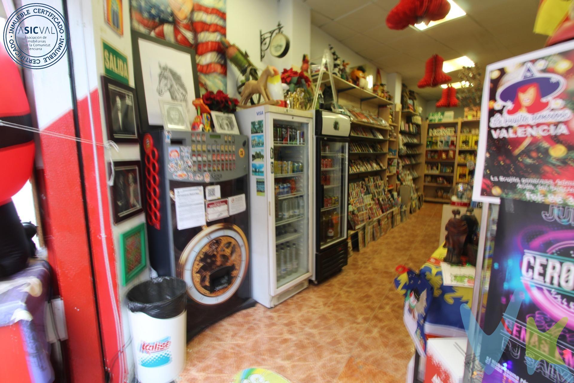 Se traspasa en exclusiva kiosco papelería, por jubilación, a pie de calle de 64 metros cuadrados distribuidos en zona para el público con mostrador y estanterías, almacén y dos aseos. El traspaso incluye el mostrador con ordenador y terminal de punto de venta, dos fotocopiadoras, nevera para bebidas, nevera para helados (en verano), máquina para hacer palomitas, tres plastificadoras, estanterías para revistas, libros y prensa. Es un punto de recogida consolidado de paquetería Parcel Shop de GLS, con más de 600 paquetes al mes de media generando importantes ingresos. Además, es punto de recarga de tarjetas de metro, autobús y todos las operadoras de móviles. Tiene caballito para niños y máquina de tabaco de alquiler. El comercio está situado en una zona de mucho paso en una calle amplia con clientela fija desde hace 19 años, muy cercano de un famoso restaurante con espectáculo flamenco, supermercado, del Colegio de Médicos y un hotel de 4 estrellas. Situado en una zona entre varios colegios y comercios en un barrio consolidado. Si quieres ser dueño de tu propio negocio con una rentabilidad consolidada, o prefieres establecer otro tipo de negocio emergente no dudes en contactar con nosotros para más información o concertar una visita. La descripción del presente inmueble e imágenes tienen mero carácter informativo y en ningún caso carácter contractual, pudiendo ser modificados por la inmobiliaria comercializadora sin que ello implique responsabilidad alguna frente a terceros. En el precio de venta a público, esta propiedad NO incluye los gastos de adquisición (Notario, registro, gestión, honorarios, etc…).