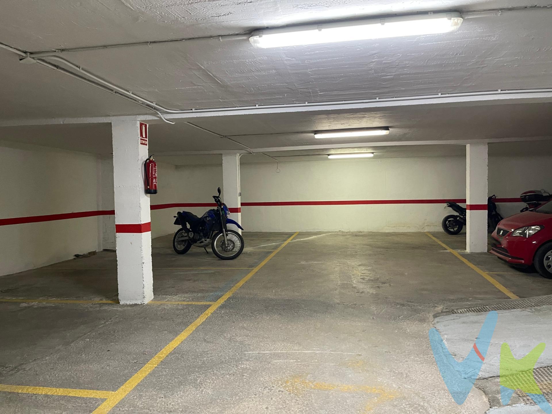 ¡No pierdas la oportunidad de adquirir una plaza de parking en una ubicación inmejorable! Esta plaza se encuentra en la Av. General Pereyra nº36, justo debajo del icónico edificio conocido como "La Harinera". En la planta menos dos, encontrarás tres plazas de parking disponibles a la venta: las números 35 y 36, que están juntas, y la número 62, justo en frente. Cada una de estas plazas tiene un tamaño aproximado de 13 m2, lo cual las hace ideales para todo tipo de vehículos. El acceso a la planta menos dos se realiza a través de una rampa, lo que facilita la entrada y salida sin tener que maniobrar en exceso. El acceso a las plazas se realiza a través de una puerta principal amplia, que se abre automáticamente mediante un mando a distancia. También existe una entrada peatonal con una puerta más pequeña que se abre manualmente con llave. Además, en ambas plantas se encuentran instalados ventiladores de encendido automático mediante luz pulsada y temporizador. El mantenimiento anual de estas plazas es muy económico, ya que con un único pago de 65€ al año se incluye la limpieza, el mantenimiento y el seguro. No dejes pasar esta oportunidad de tener tu propia plaza de parking o, si eres un inversor, aprovecha esta excelente oferta en cuanto a precio y ubicación. VENTA:. PVP 7.000€.  Gastos e impuestos no incluidos en el precio. La compra conlleva impuestos y gastos de formalización para el comprador. A título orientativo se informa que en segundas transmisiones el ITP con carácter general en  Valencia es del 10%, pudiendo existir otros tipos impositivos atendiendo a las circunstancias  personales del comprador u otras circunstancias previstas legalmente. Base imponible del impuesto el mayor valor entre el precio de compraventa, la tasación o el valor de referencia catastral. En cuanto a los gastos de notaría y registro, en su caso,  suelen oscilar aprox; entre 1,5% y 2,5% (aranceles variables según precio, n.º de copias y complejidad). El comprador elige notario. Si el comprador precisase de hipoteca: tasación, condiciones y costes bancarios serán según entidad elegida por el comprador, así como los gastos de gestoría, y cualesquiera otros gastos inherentes a la formalización de la compraventa que legalmente correspondan a la parte compradora, salvo pacto expreso en contrario con el vendedor. El consumidor tiene, conforme a la normativa vigente, a su disposición información y documentación adicional relativa al inmueble y condiciones de la compraventa, que podrá ser consultada en C/Joaquín Costa 4, bajo 46005 Valencia o urbe2@remax.es. Honorarios de mediación inmobiliaria a cargo del  COMPRADOR: (3% del precio final de venta más IVA (21%), salvo otro pacto.); y de VENDEDOR (según acuerdo con el mismo). . Se informa al consumidor que la agencia actúa como intermediaria inmobiliaria en la operación, estando cualquier eventual compraventa y sus condiciones sujeta a la aceptación expresa del propietario-vendedor y a la posterior formalización del correspondiente contrato.