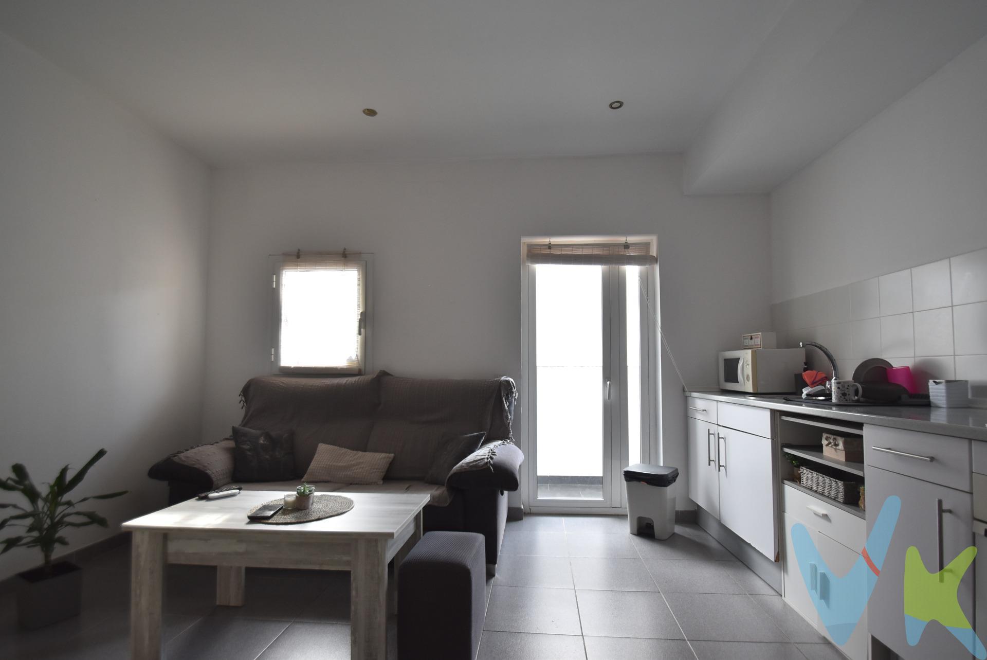 ¡Piso con Inquilino Incluido! Rentabilidad Garantizada en Vilanova i la Geltrú - Zona Tacó. Ideal para el inversor que busca ingresos garantizados desde el primer día o para el particular que planea una futura residencia en una zona de expansión. En la prometedora zona del Tacó de Vilanova i la Geltrú, ponemos a la venta este magnífico piso, totalmente reformado y listo para generar rentabilidad. Actualmente alquilado a un inquilino solvente, esta propiedad te ofrece la tranquilidad de una inversión "llave en mano", sin las demoras de buscar inquilinos. Su diseño moderno con cocina americana crea un espacio abierto y contemporáneo. Dispone de tres dormitorios versátiles y un baño completo con moderna ducha, además de una práctica galería. La calidad de los acabados, con carpintería interior de haya y exterior de aluminio, asegura durabilidad y bajo mantenimiento. Situado en un cómodo segundo piso sin ascensor (escaleras muy accesibles) y en un edificio con pocos vecinos, disfrutarás de un ambiente tranquilo. Esta ubicación privilegiada en una zona en plena expansión te ofrece todos los servicios a tu alcance y garantiza un futuro valor de la propiedad. Vilanova i la Geltrú, una ciudad costera a 30' de Barcelona y 20' del aeropuerto, te invita a disfrutar de sus más de 6 km de playas, su animado puerto y una de las Ramblas más largas de Cataluña. Con excelentes conexiones por carretera, autopista y transporte público. No dejes escapar esta excelente oportunidad de inversión o de adquirir tu futuro hogar en una de las zonas con mayor proyección de Vilanova. (El precio no incluye impuestos (ITP, IVA y AJD), ni los gastos de notario ni los de registro.)