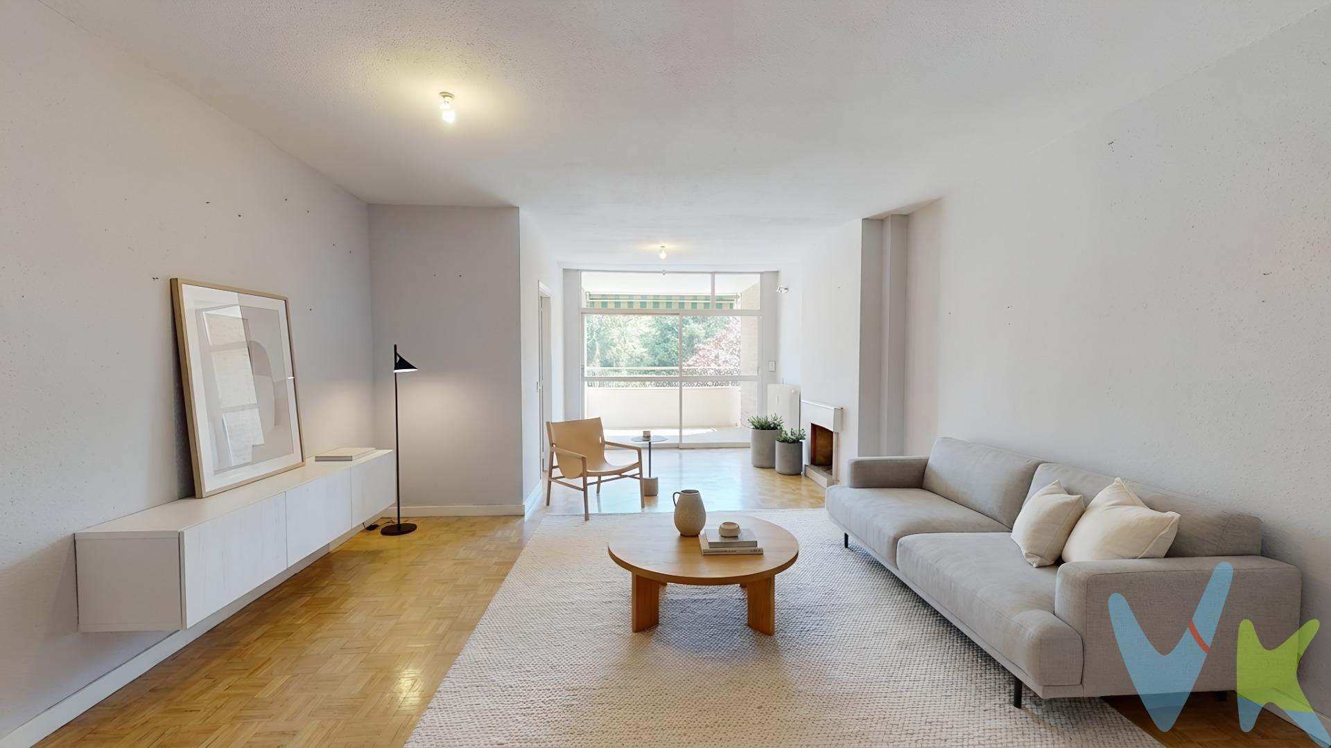 Se presenta una oportunidad única en una de las mejores urbanizaciones de Majadahonda: vivienda de gran tamaño, excelente distribución y alto potencial de revalorización. ✨ CARACTERÍSTICAS PRINCIPALES. Superficie: 140 m². 4 dormitorios. 3 baños completos. Salón de aproximadamente 30 m². Cocina de gran tamaño con doble espacio + despensa. 2 terrazas privadas:. Acceso desde el salón. Acceso independiente desde la cocina. Plaza de garaje incluida. 💎 VALOR DIFERENCIAL (CLAVE). Incluye en la operación una participación reconocida en nota simple de varios locales comerciales, lo que aporta:. Ingreso potencial adicional. Mayor diversificación patrimonial. Activo extra poco habitual en este tipo de producto. 🏗️ ESTADO Y POTENCIAL. Vivienda con gran base constructiva y calidades sólidas. Necesita actualización → oportunidad clara de reforma a medida. Posibilidad de crear una vivienda de alto nivel totalmente personalizada. 👉 Producto ideal para:. Comprador final que busca diseñar su vivienda premium. Inversor que busca revalorización + activos complementarios. 🌞 URBANIZACIÓN. Urbanización privada con servicios:. Piscina. Club Social. Gimnasio. Parque infantil. Zona para mascotas. Entorno consolidado, tranquilo y de alta demanda. 📍 UBICACIÓN. Majadahonda – una de las zonas residenciales más demandadas del noroeste de Madrid:. Excelente comunicación con Madrid. Servicios, colegios y zonas comerciales cercanas. Entorno familiar y de alto nivel. 💰 CONDICIONES. Precio: Antes 669.000 €  Ahora 660.000€. Tasación bancaria realizada y disponible. → Seguridad en valor de mercado y facilidad de financiación. 🎯 LECTURA DE MERCADO. Este activo combina tres factores poco comunes:. Metros + distribución amplia. Urbanización consolidada premium. Las fotos de estancias amuebladas han sido creadas con IA. El piso se muestra vacío. "Precio final. Gastos de notaría, registro e impuestos (ITP o IVA) y honorarios de compra no incluidos en el precio anunciado". 📞 CONTACTO. Si estás interesado y quieres más información te dejamos nuestros números de contacto y estaremos encantados en atenderte y ampliarte información. Vivienda Joven. 📱 +34 626 406 526  +34 663 717 737. ☎️ +34 91 464 5440. 📧 comercial@viviendajoven.es